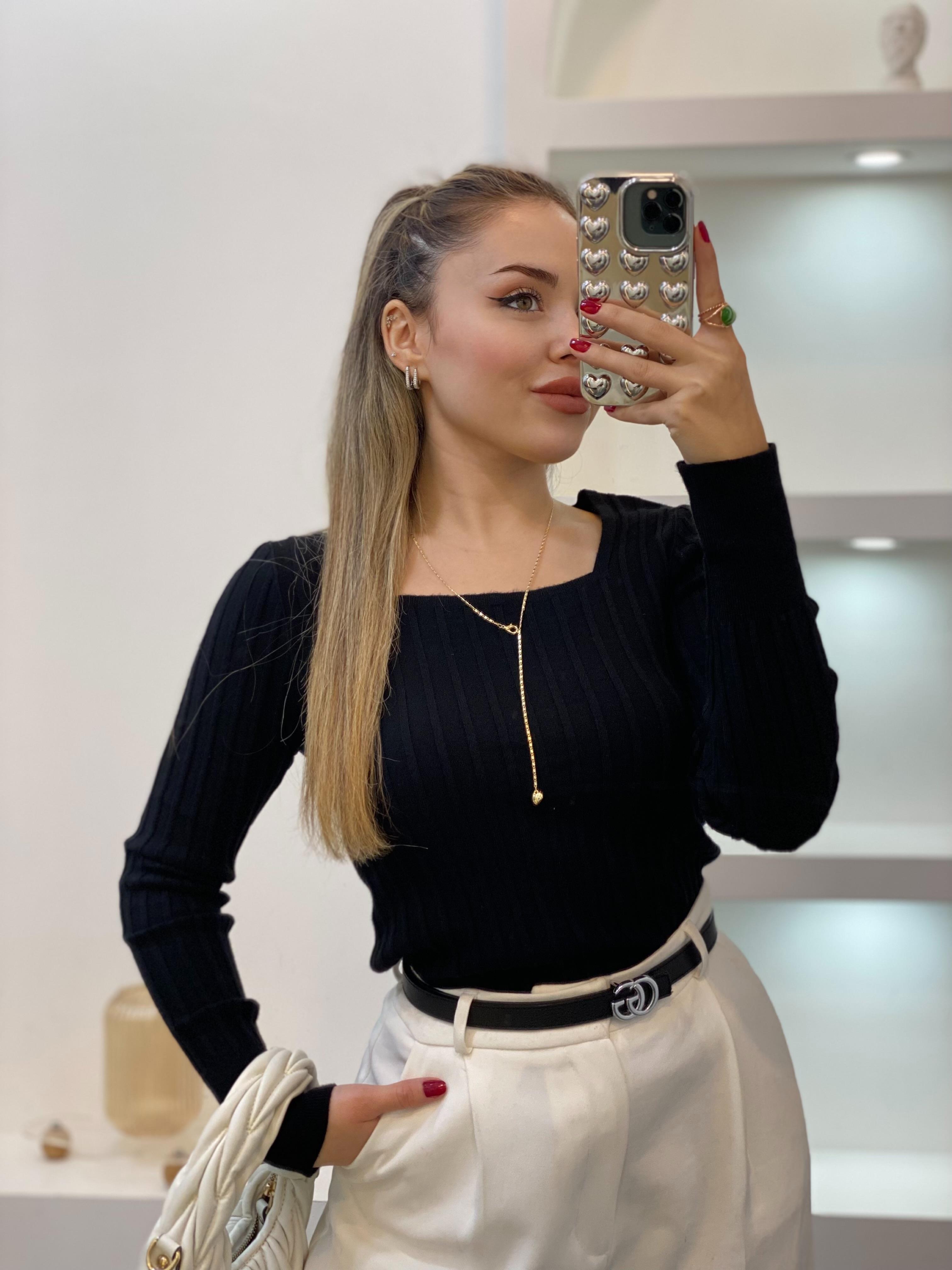 Siyah Kare Yaka Yumoş Dokulu Triko Bluz