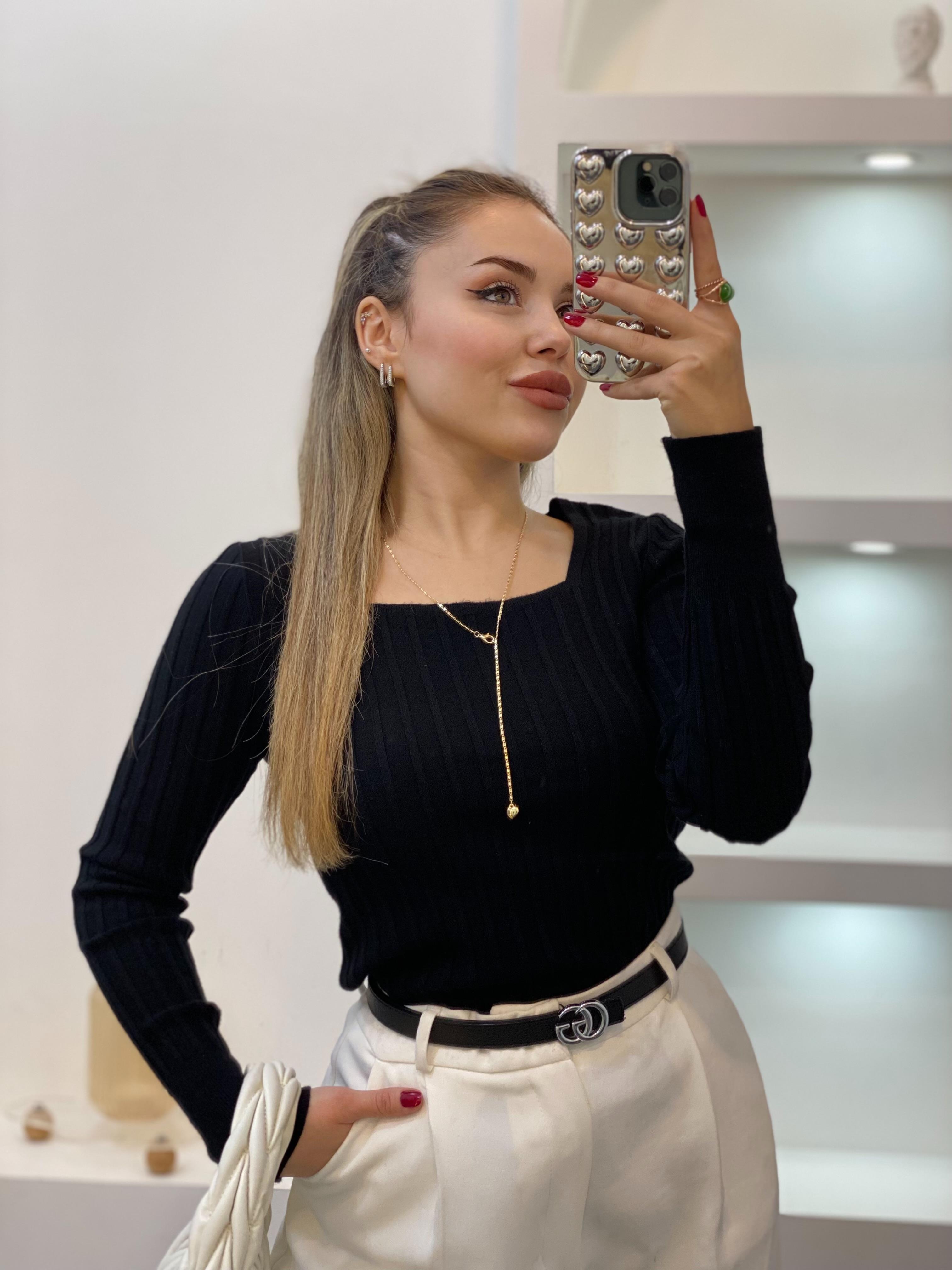 Siyah Kare Yaka Yumoş Dokulu Triko Bluz