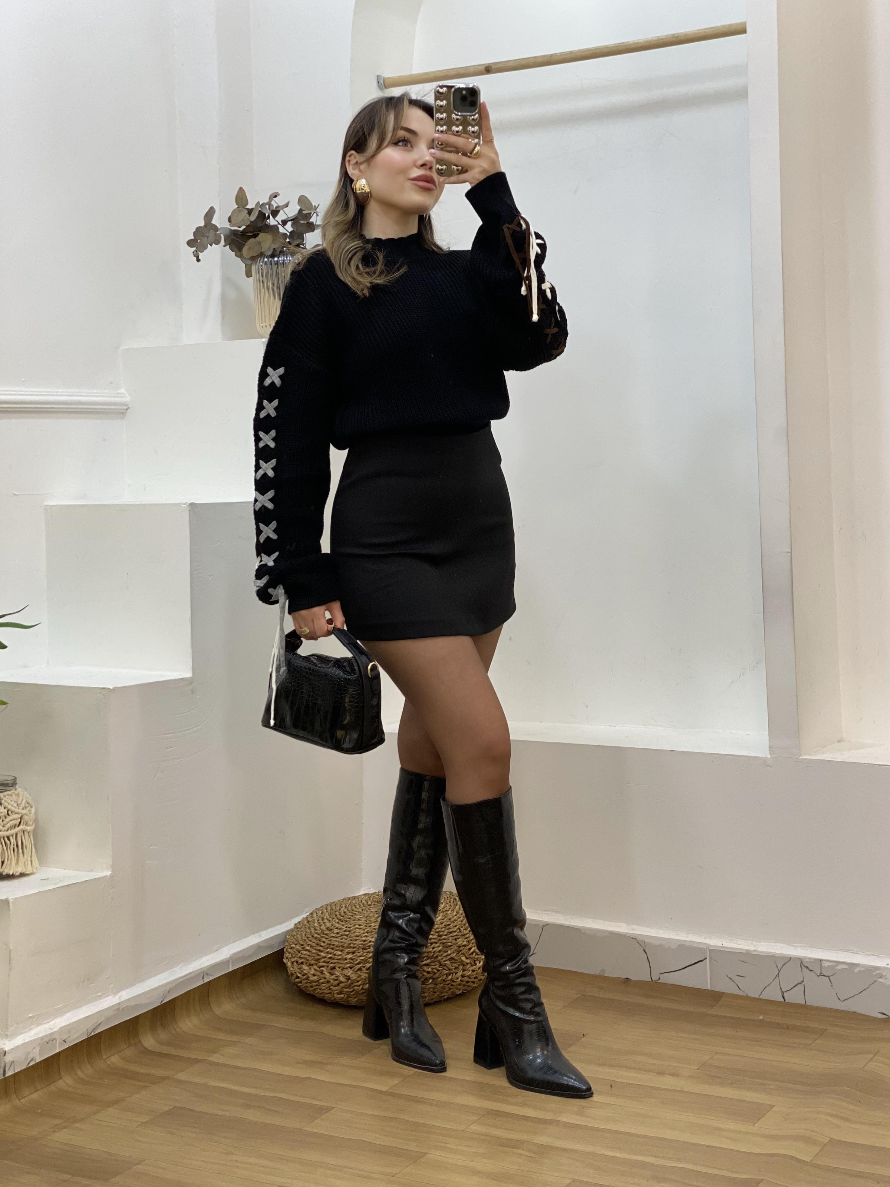 Siyah Kolları Dikişli Model Kazak