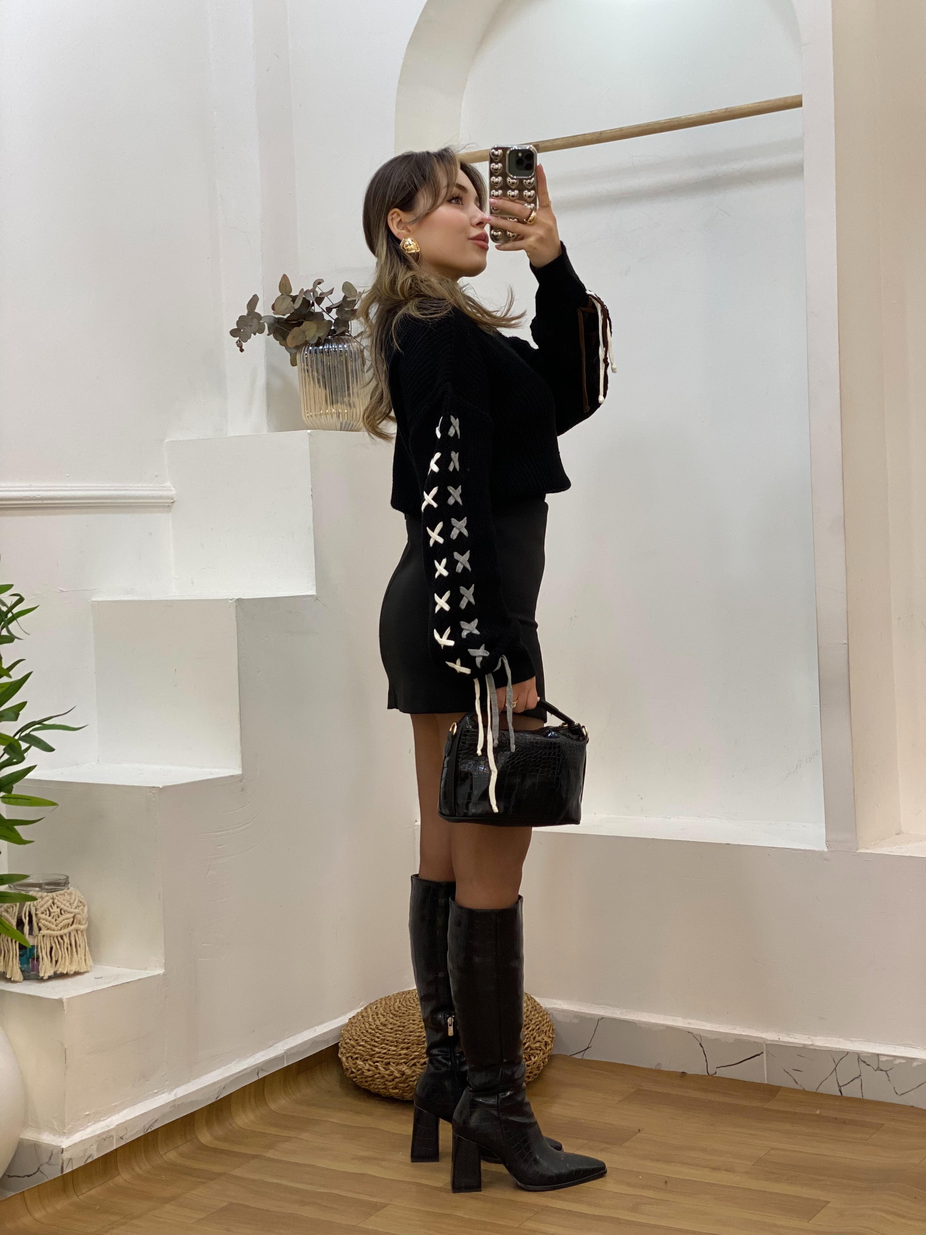 Siyah Kolları Dikişli Model Kazak