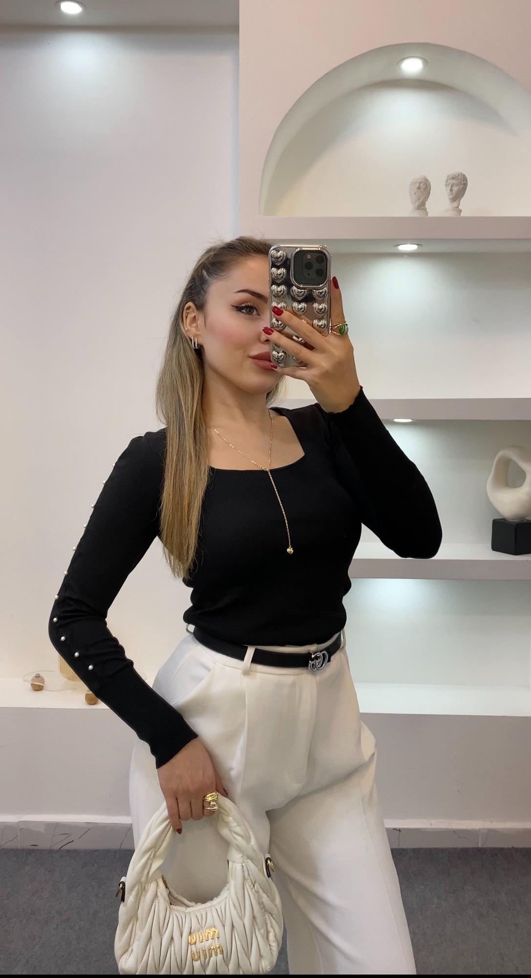 Siyah Kolları Sıralı İnci Detaylı Triko Bluz