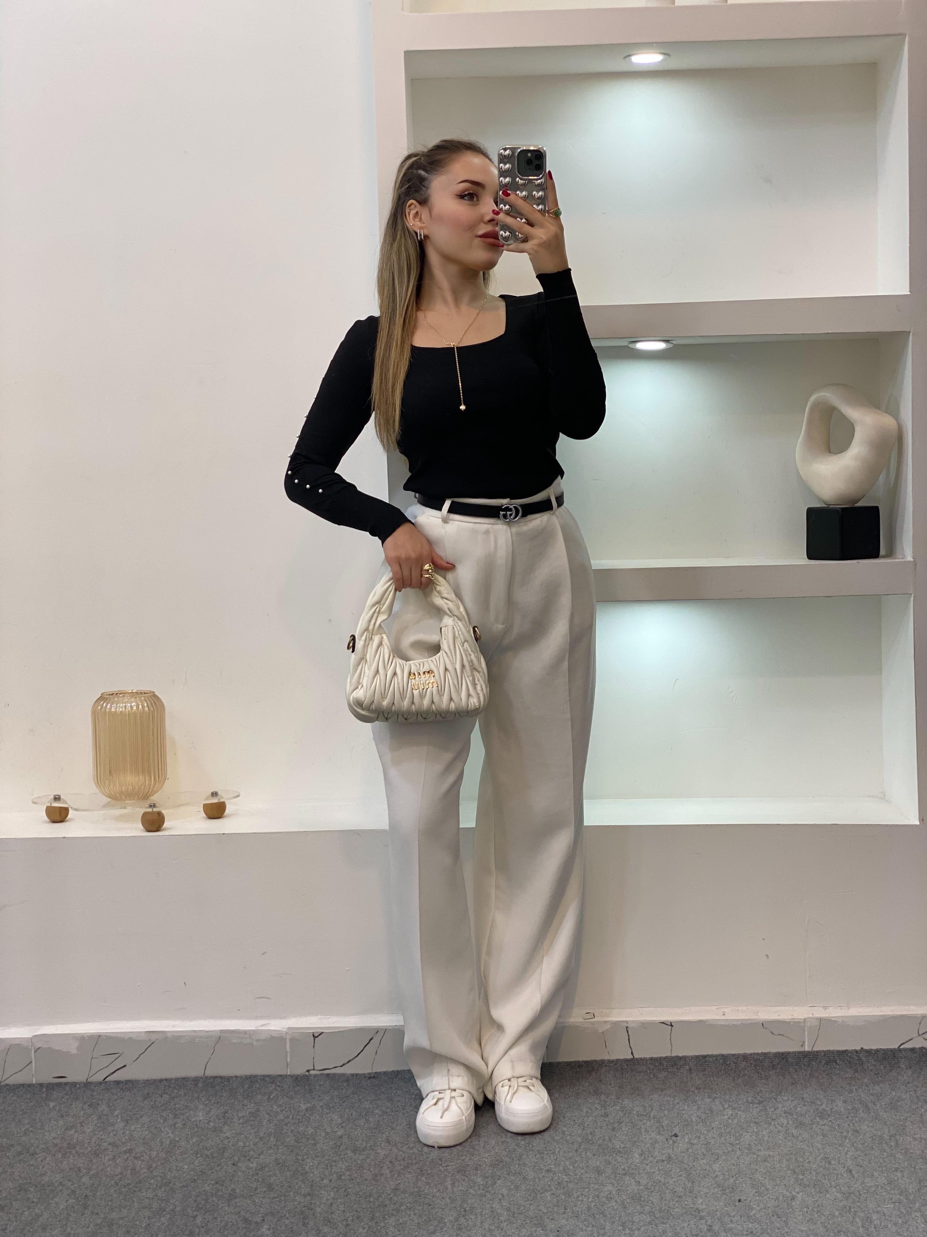 Siyah Kolları Sıralı İnci Detaylı Triko Bluz