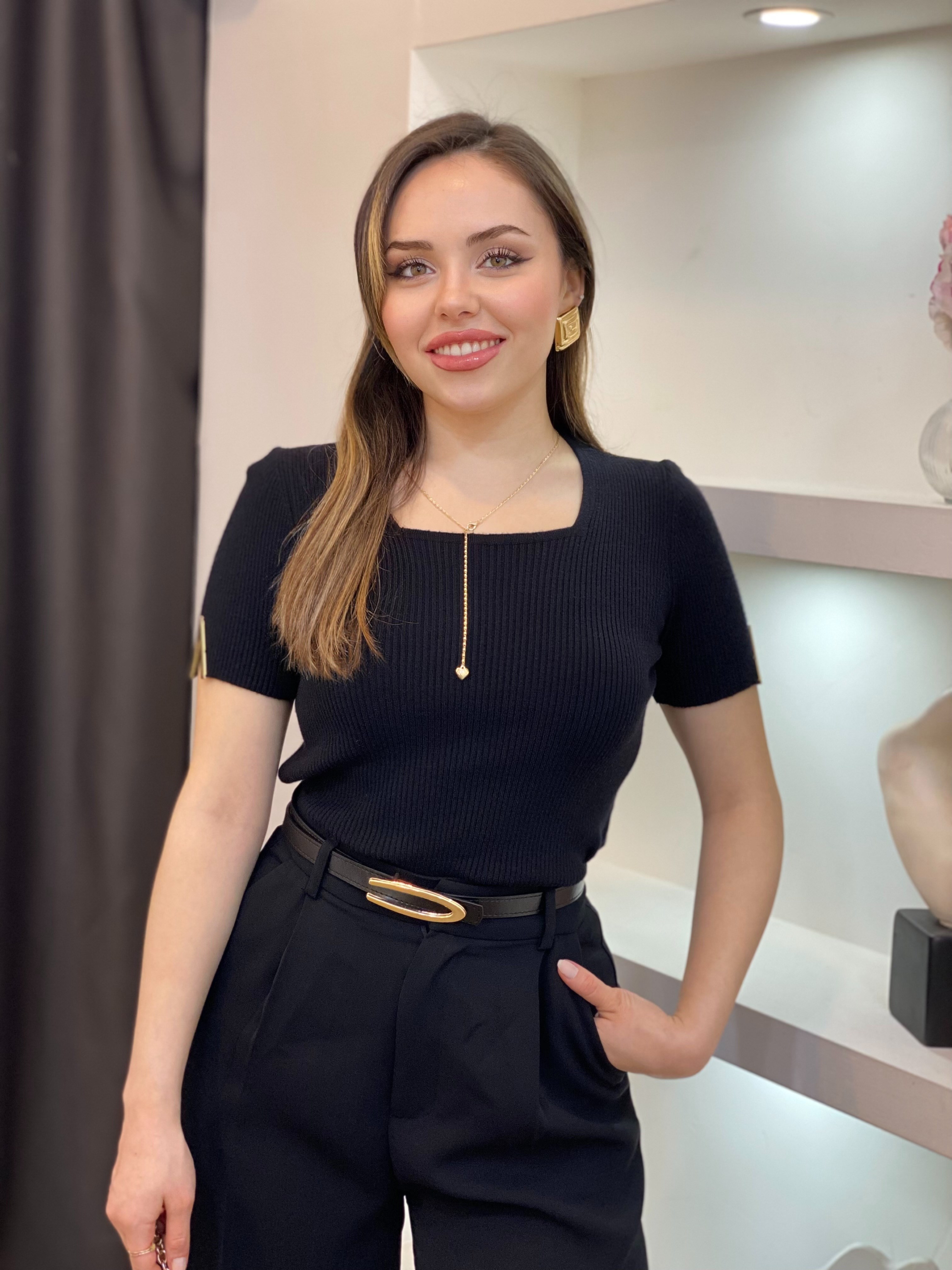 Siyah Kolları V Gold Aksesuarlı Triko Bluz