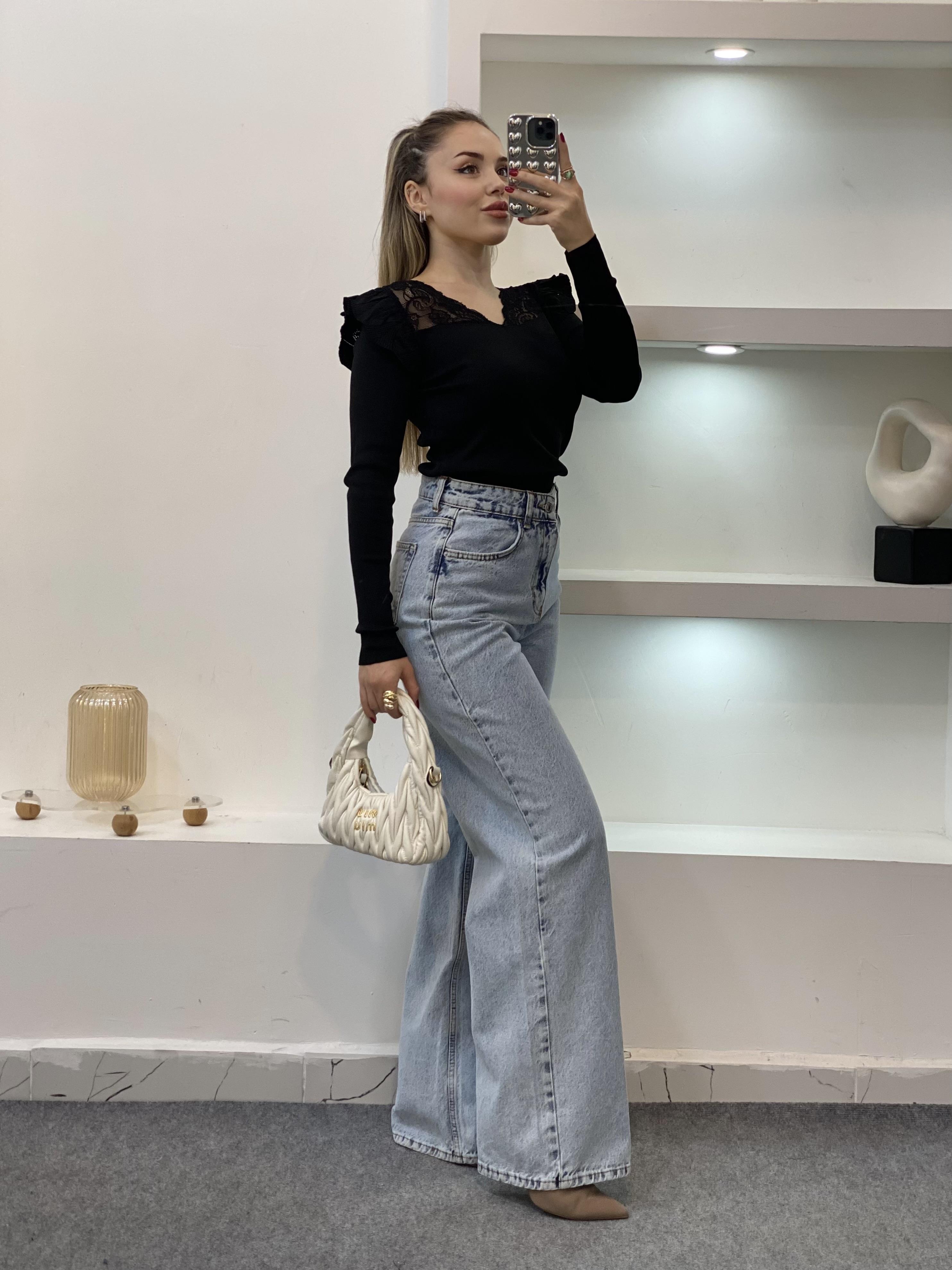 Siyah Kolları Volanlı Dantel Detaylı Triko Bluz