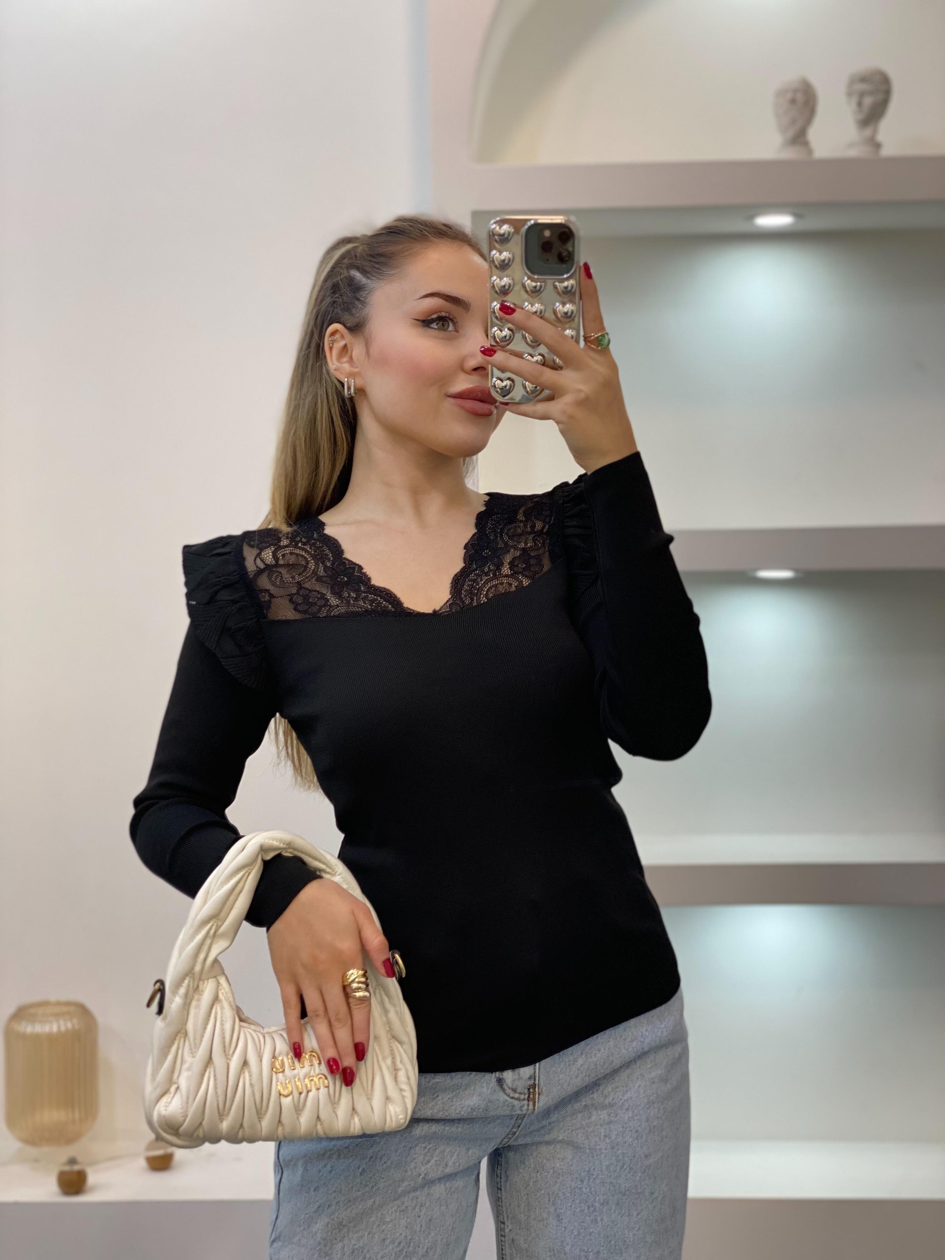 Siyah Kolları Volanlı Dantel Detaylı Triko Bluz