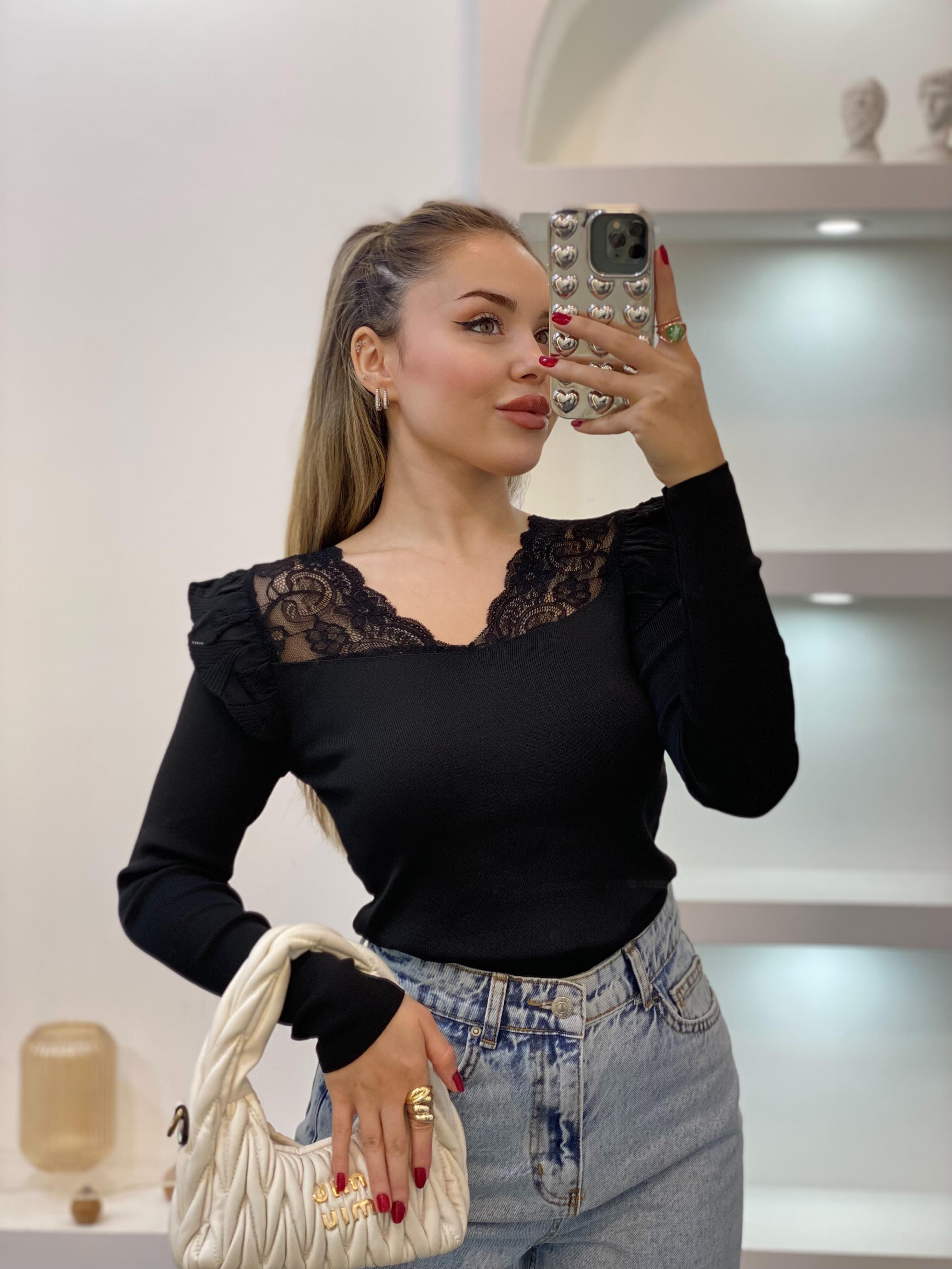 Siyah Kolları Volanlı Dantel Detaylı Triko Bluz