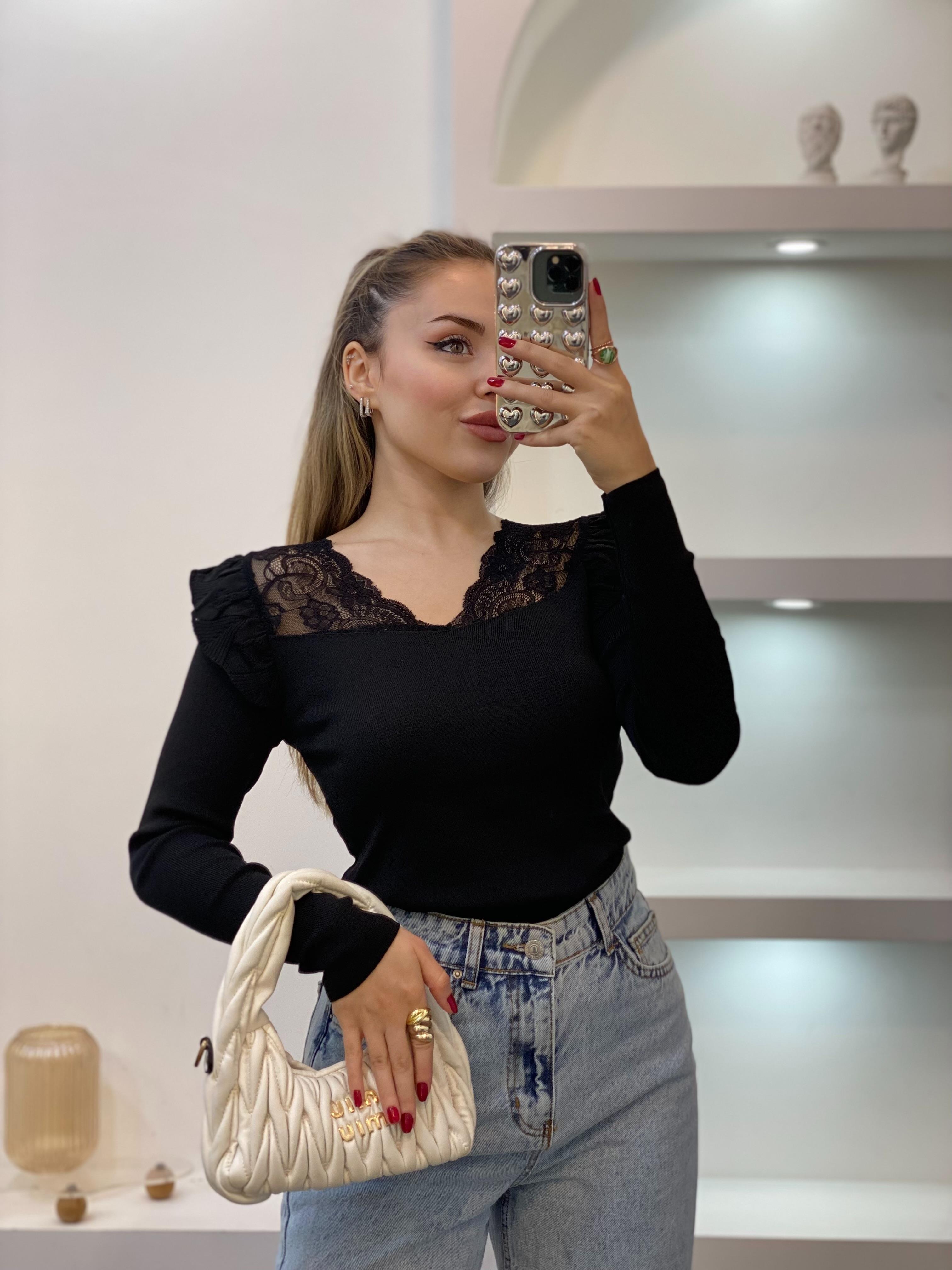 Siyah Kolları Volanlı Dantel Detaylı Triko Bluz