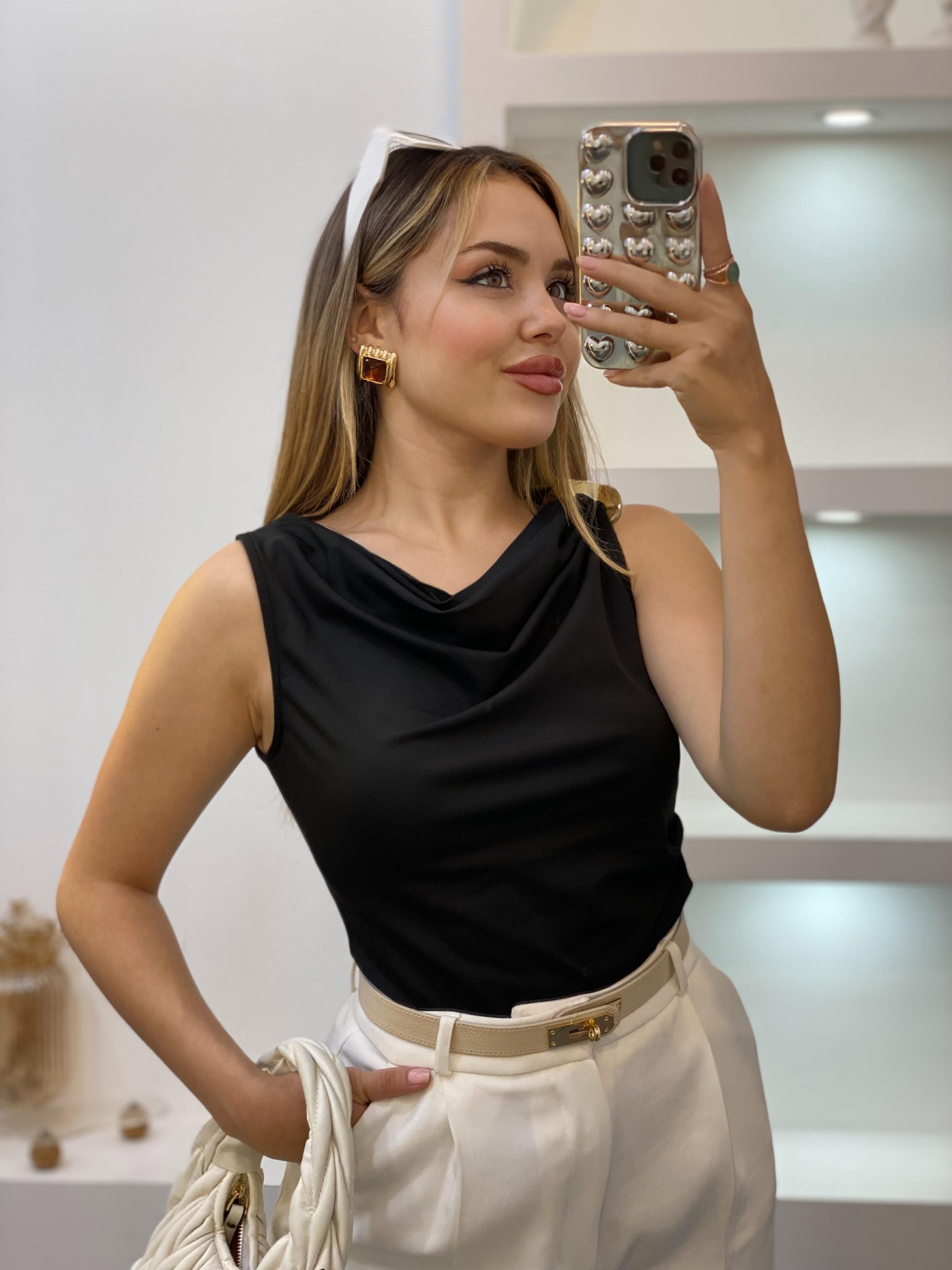 Siyah Omuz Tokalı Degaje Yaka Bluz