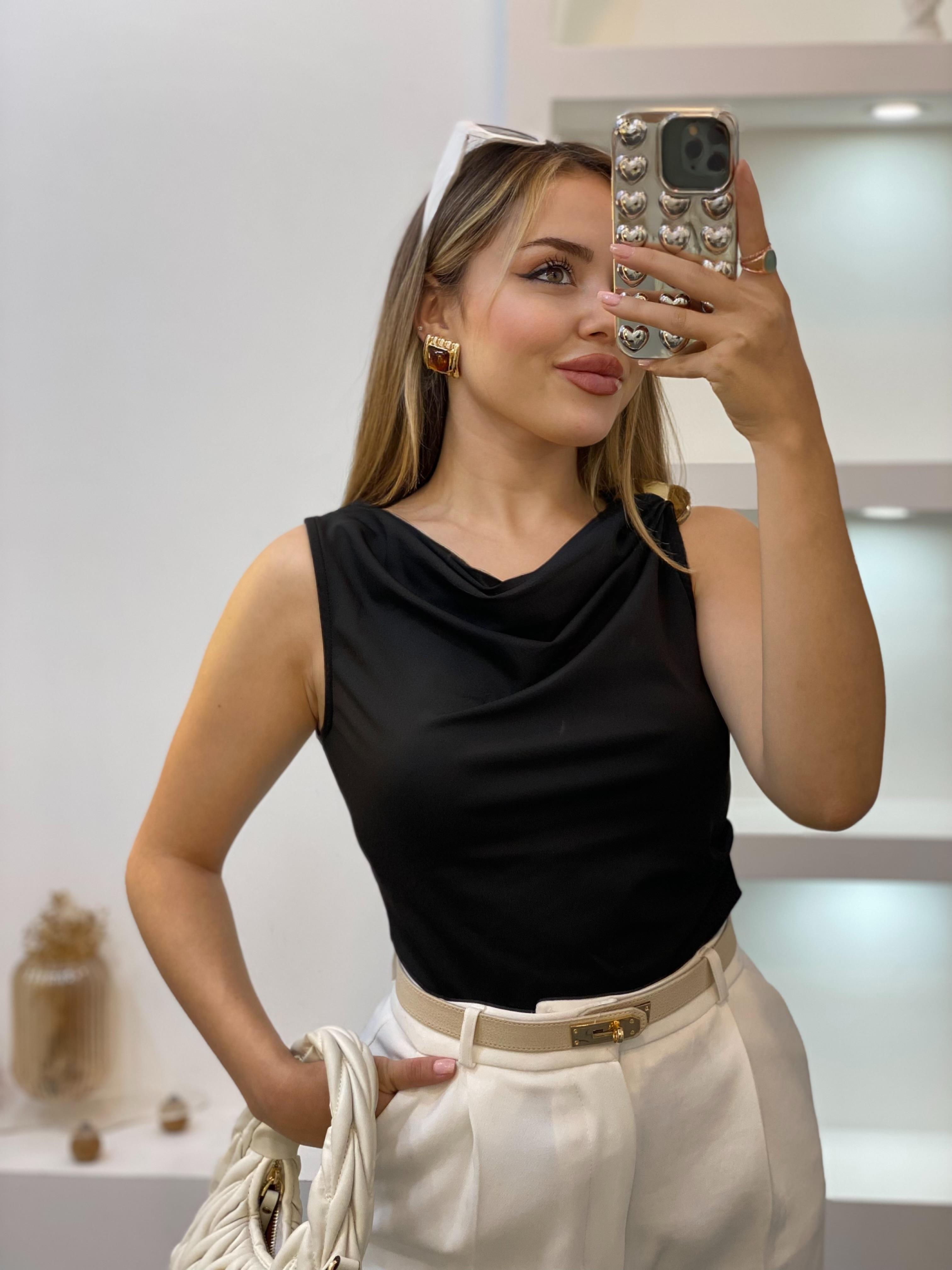 Siyah Omuz Tokalı Degaje Yaka Bluz