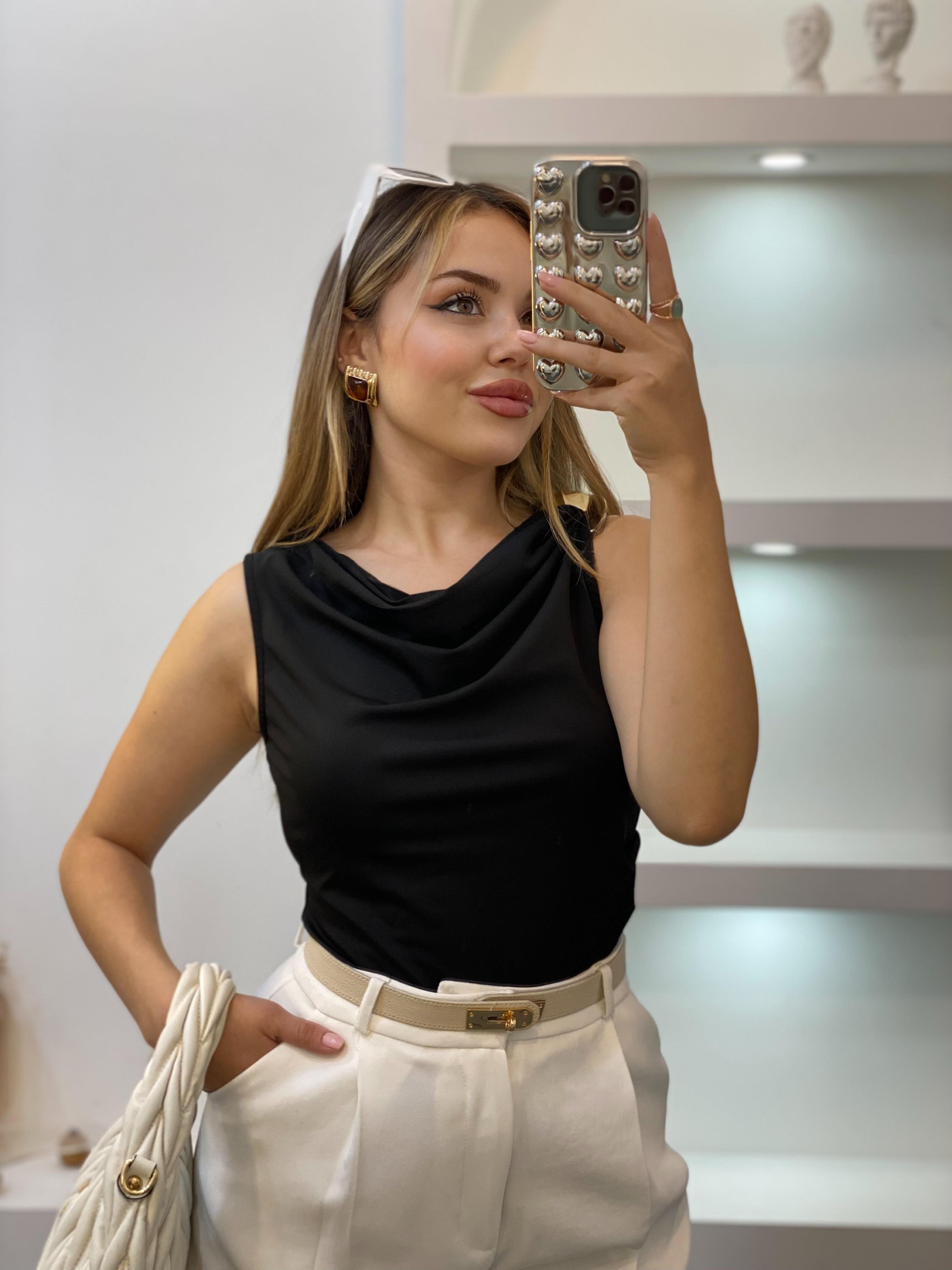 Siyah Omuz Tokalı Degaje Yaka Bluz