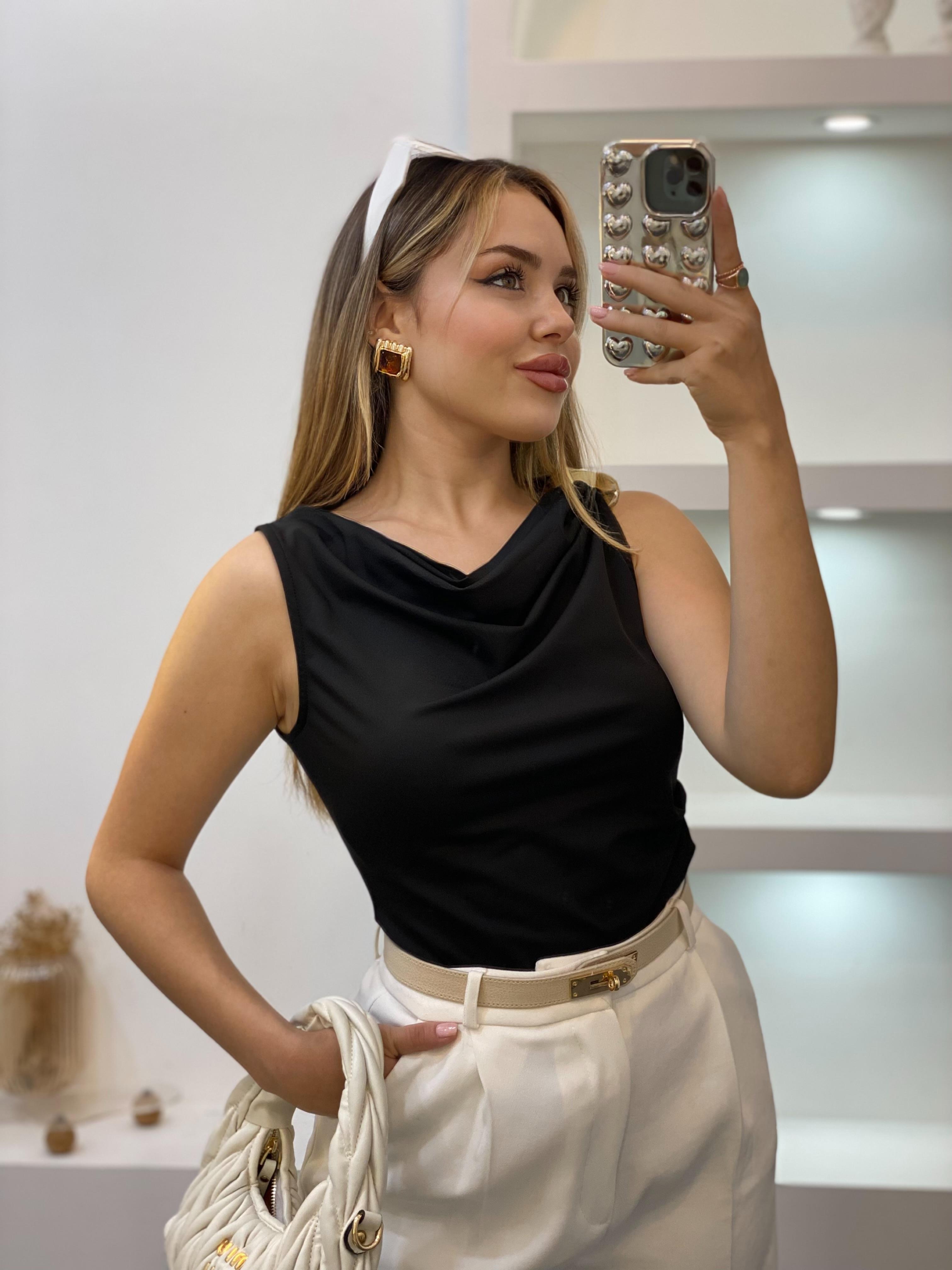 Siyah Omuz Tokalı Degaje Yaka Bluz