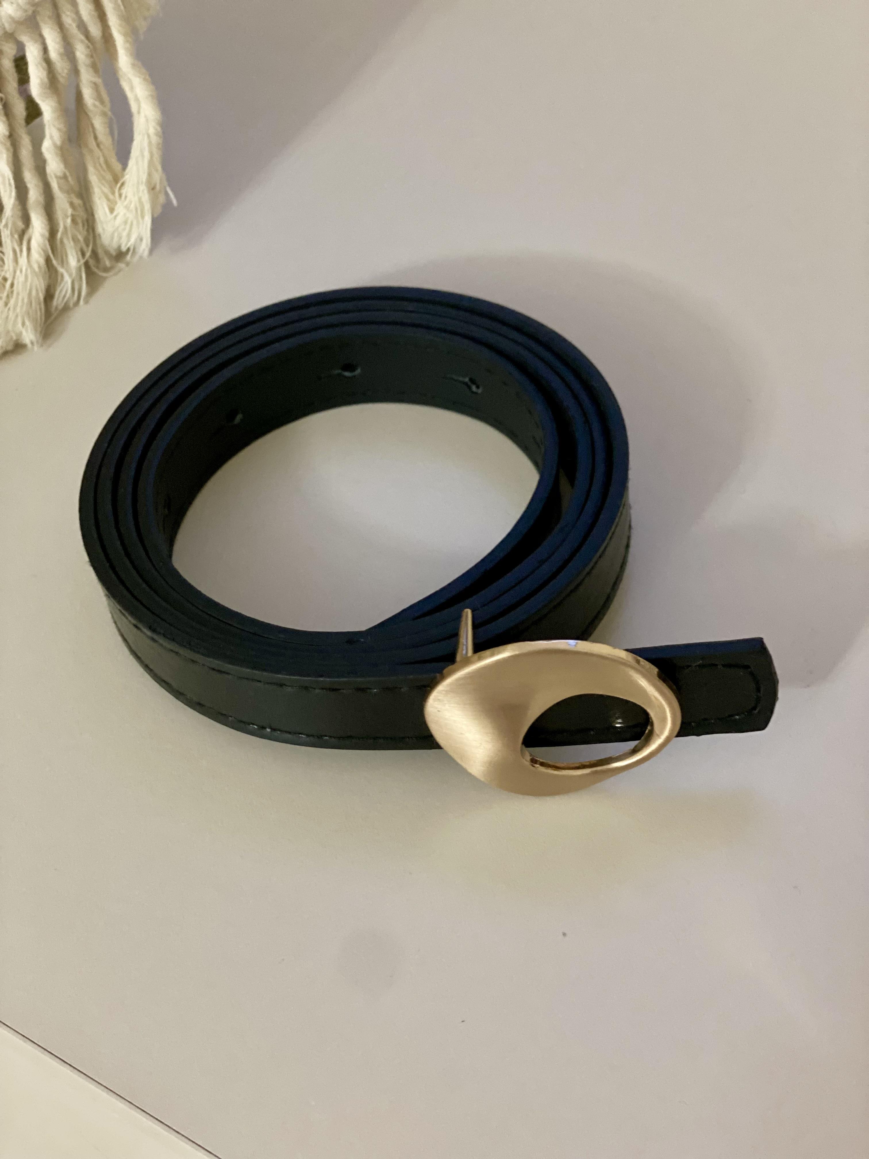 Siyah Oval Gold Tokalı İnce Deri Kemer