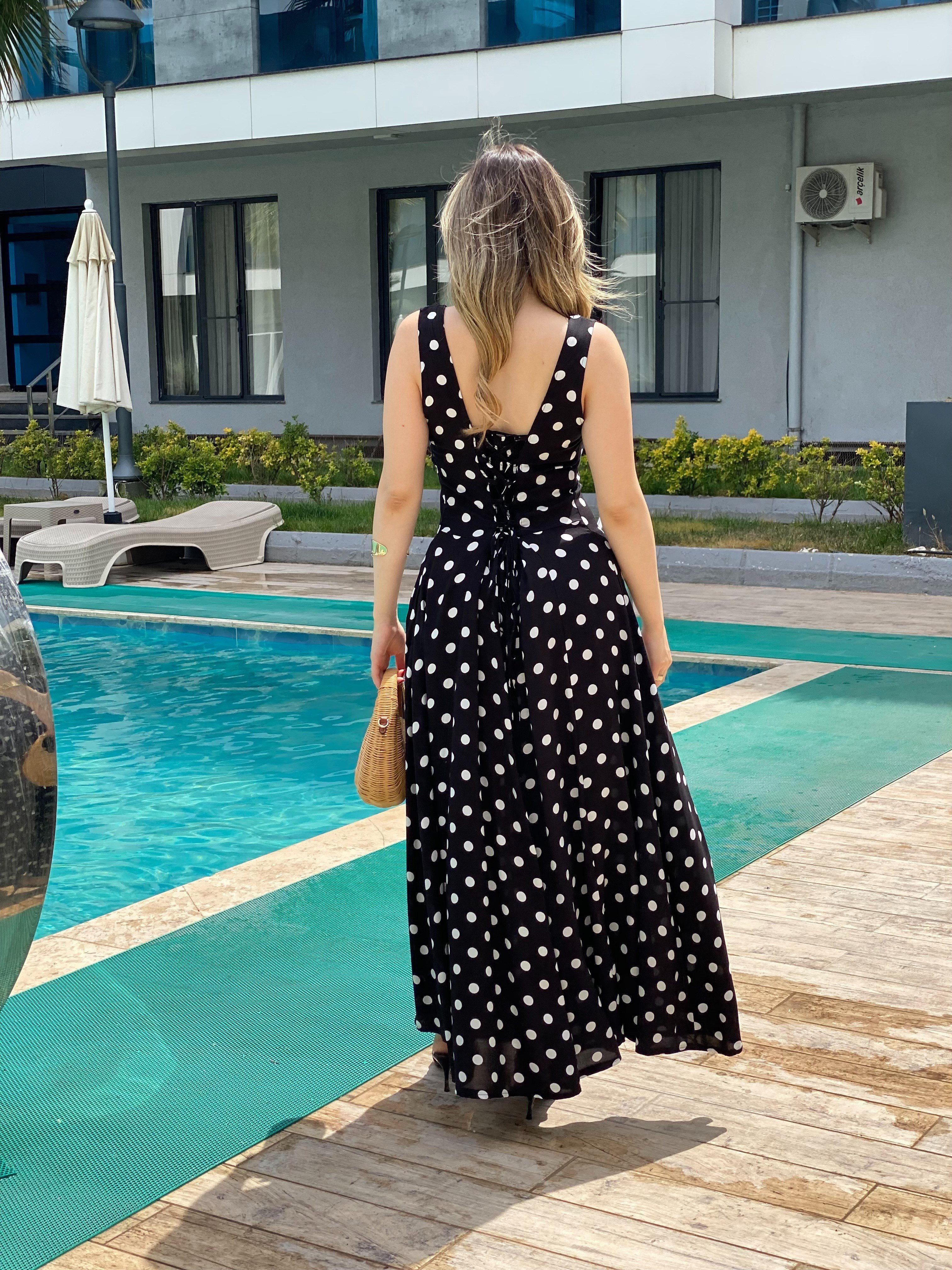 Siyah Puantiye Desenli Sırt Bağcıklı Model Elbise