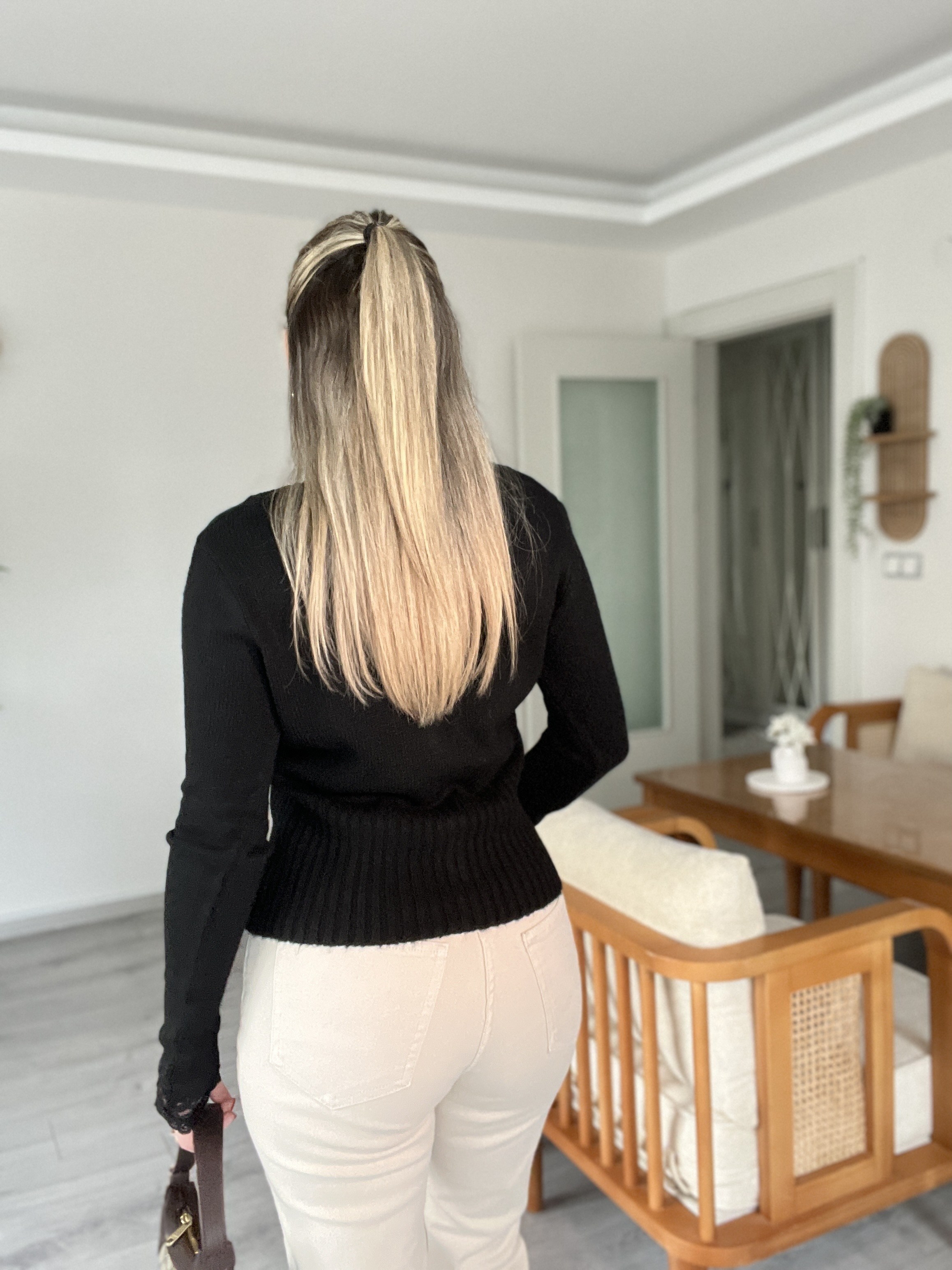 Siyah Renk Dantel Detaylı Hırka