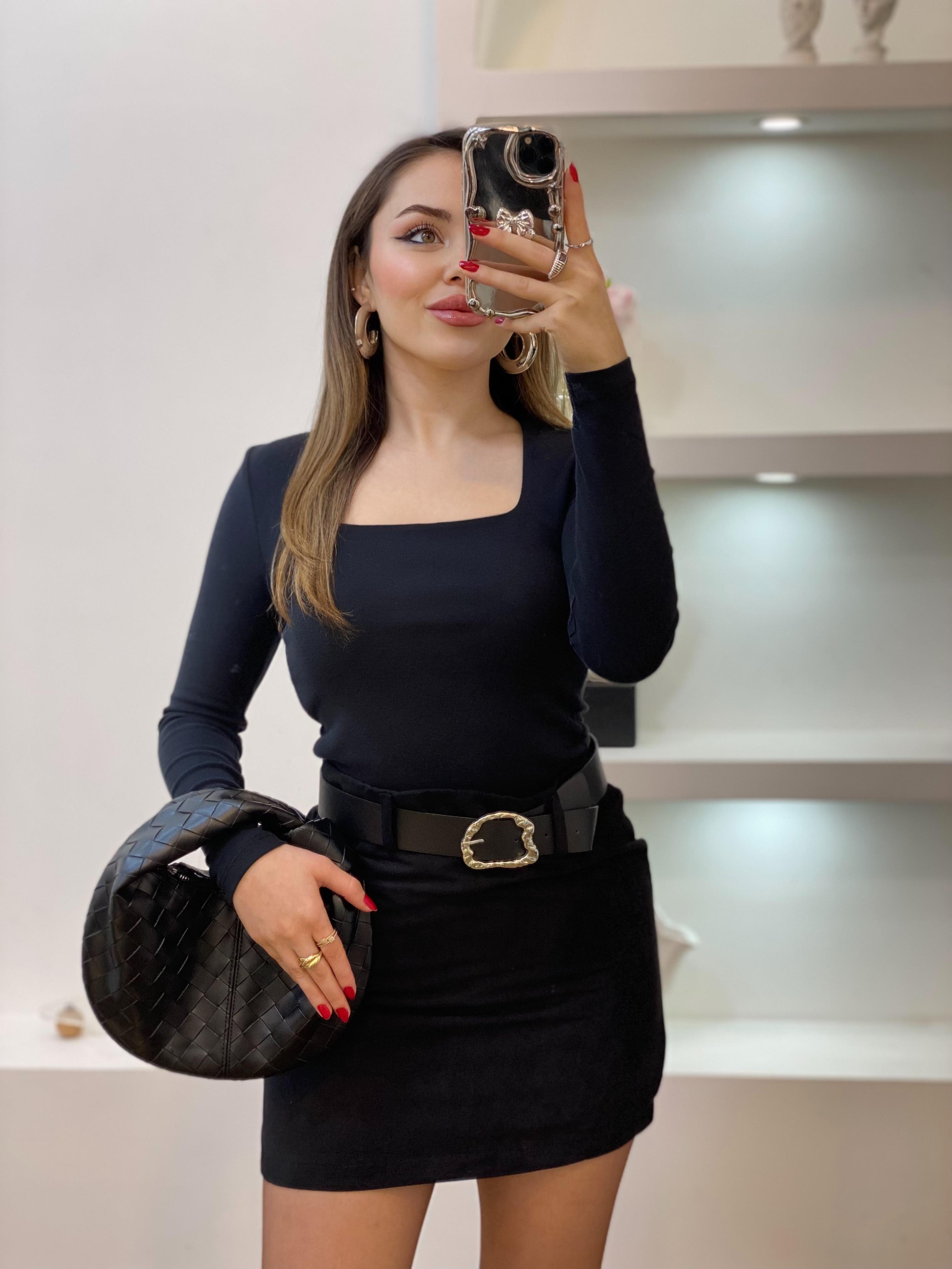 Siyah Sandık Yaka Basic Bluz