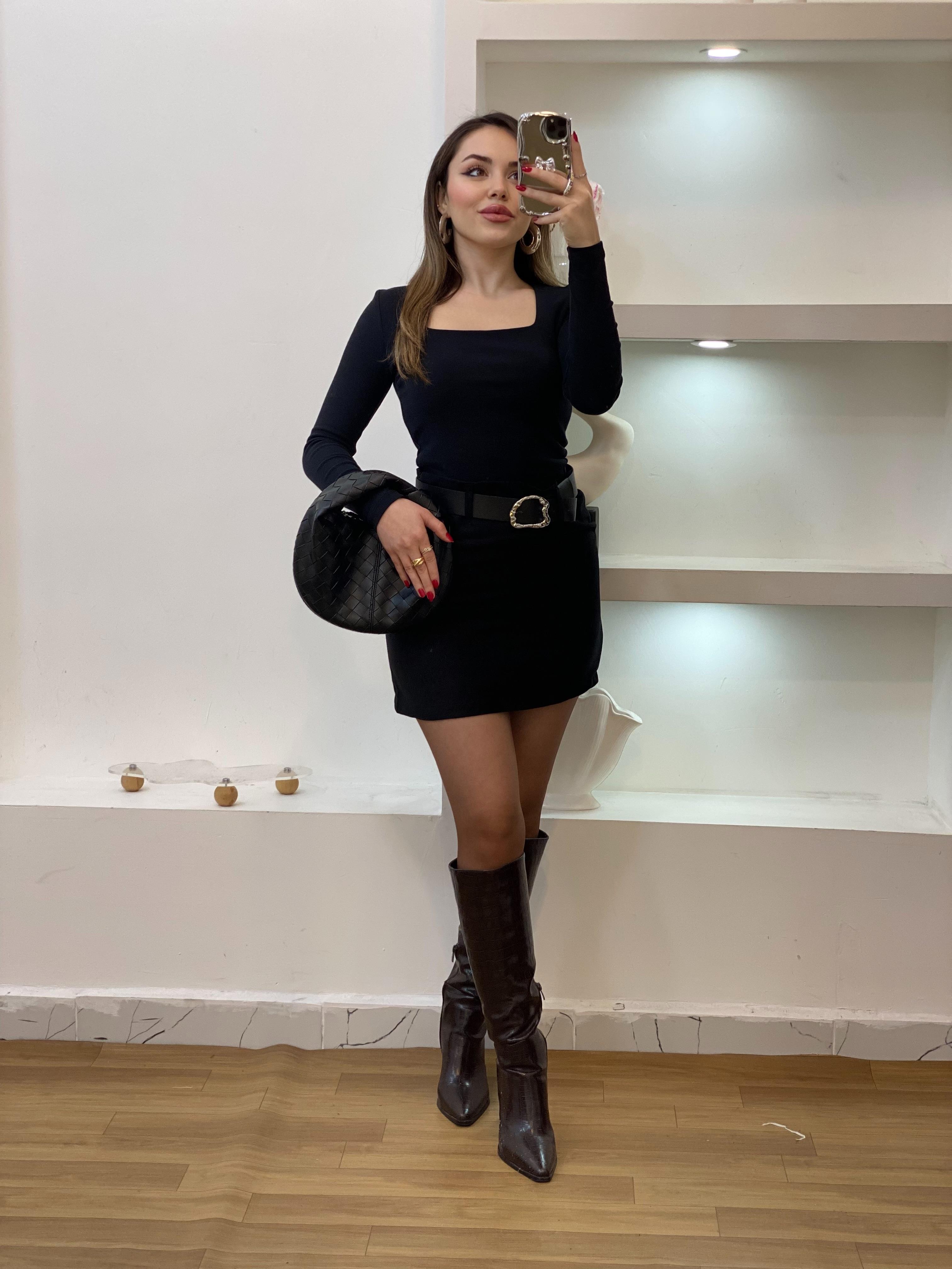 Siyah Sandık Yaka Basic Bluz