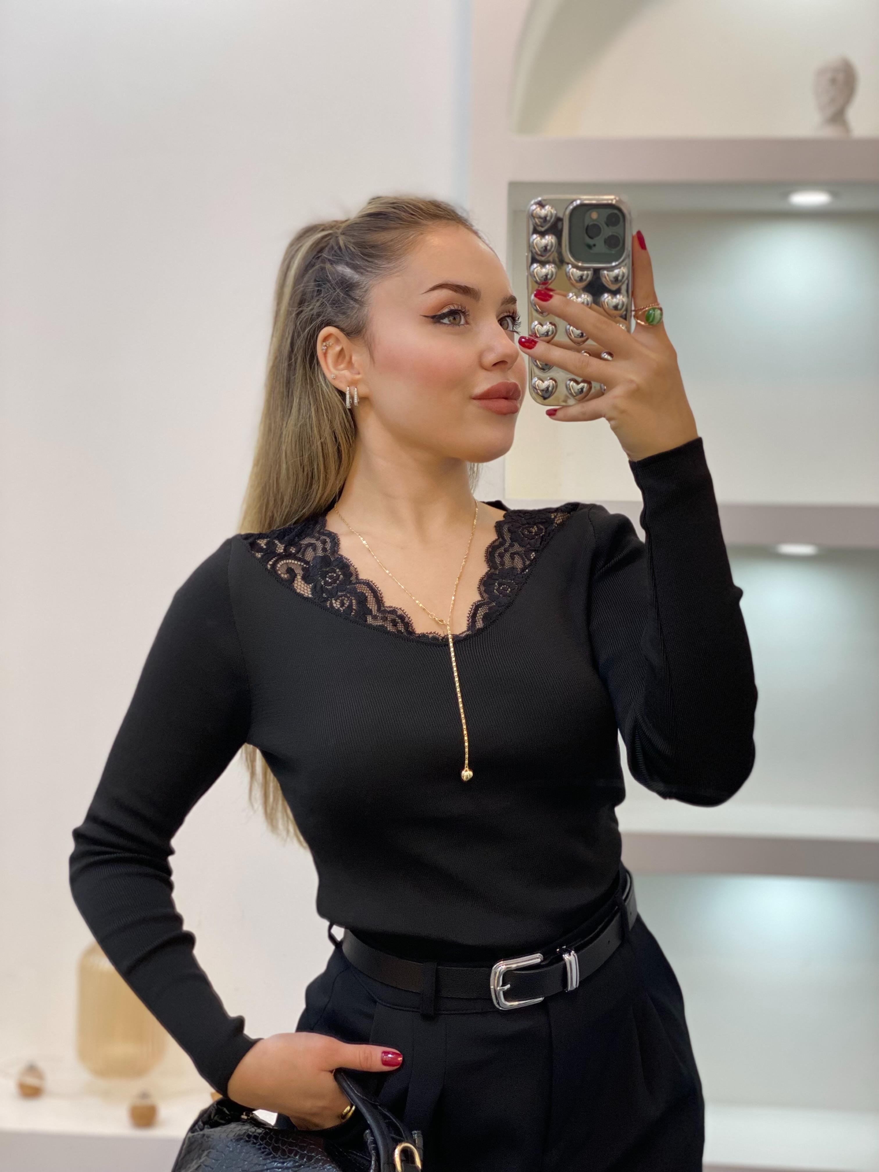 Siyah V Yaka Dantel Detaylı Triko Bluz