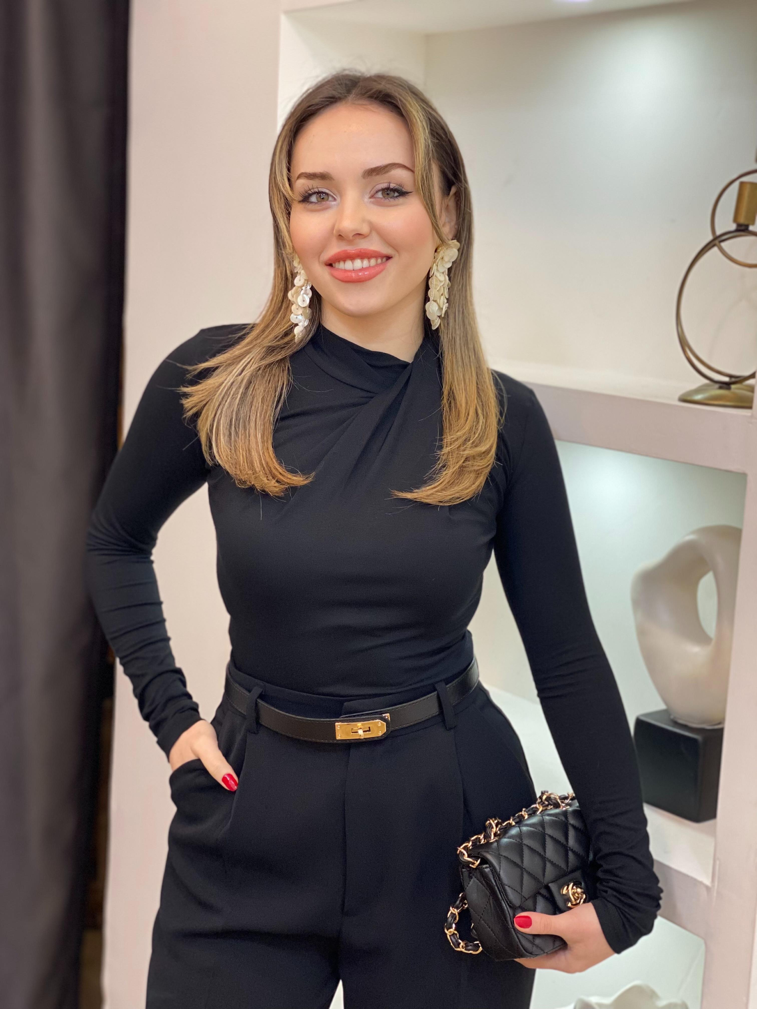 Siyah Yaka Burgu Detaylı Bluz