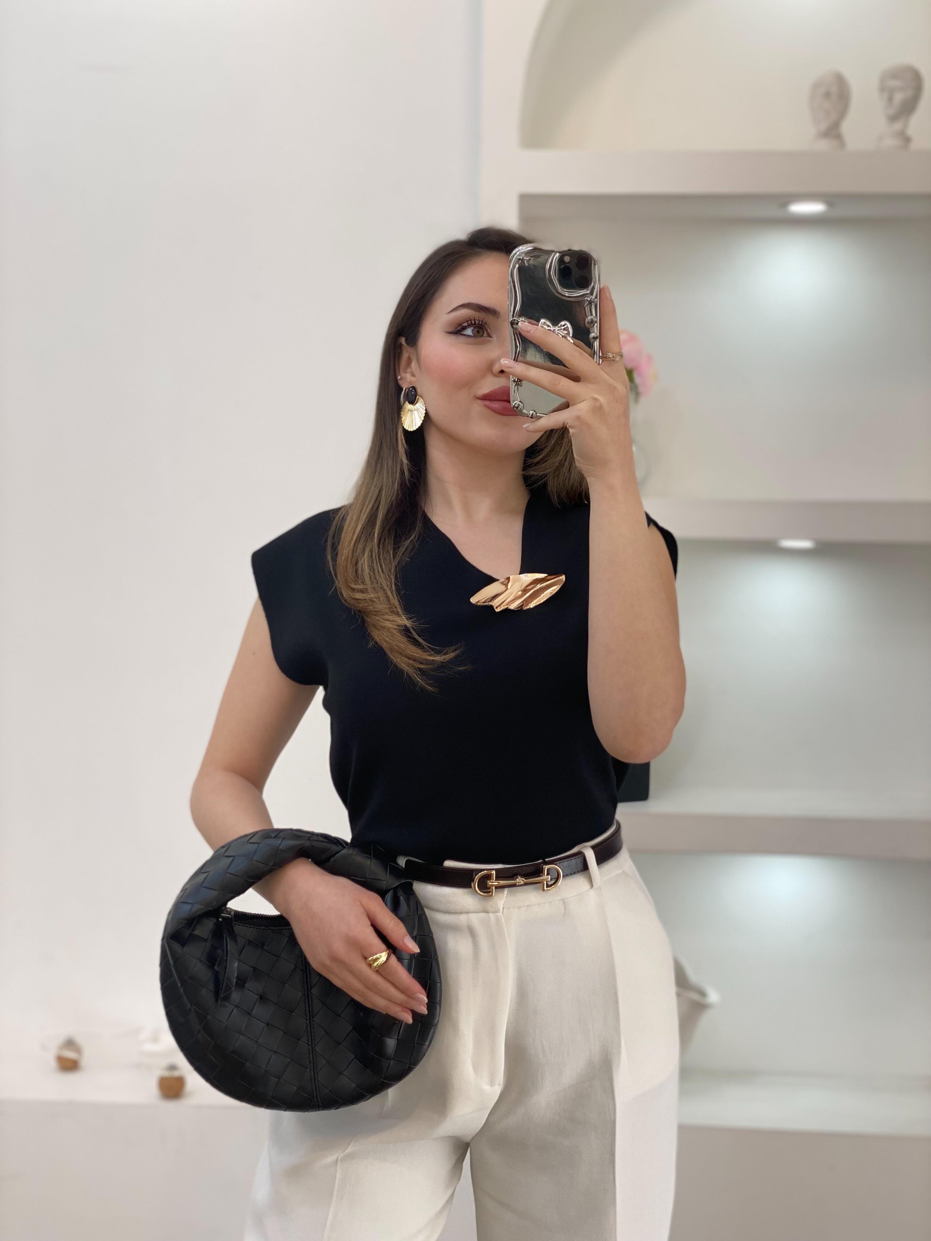 Siyah Yaka Gold Aksesuarlı Triko 