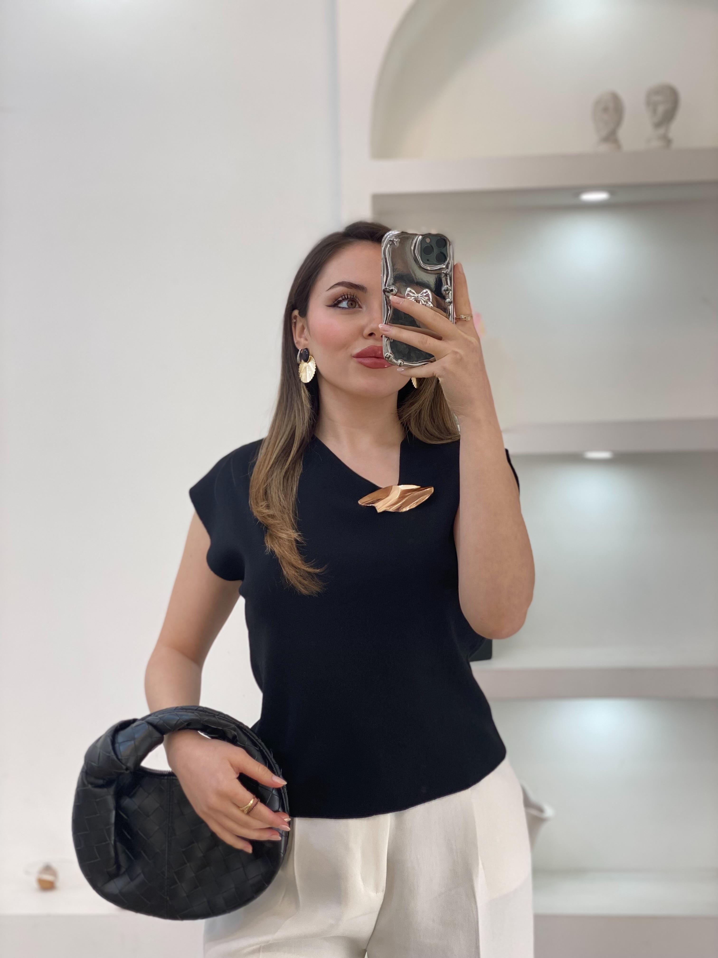 Siyah Yaka Gold Aksesuarlı Triko 