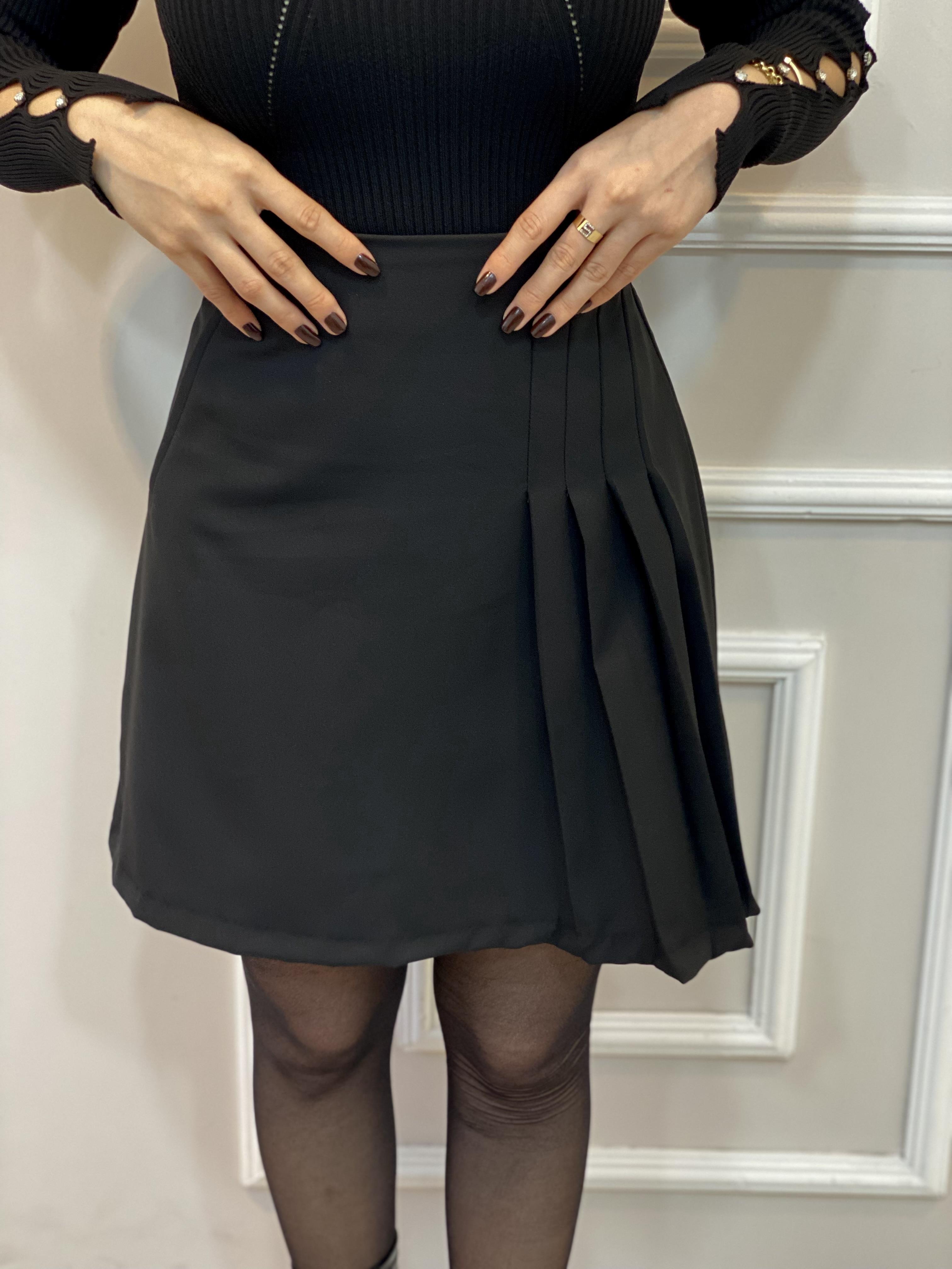 Siyah Yanı Piliseli Arkası Fermuarlı Etek