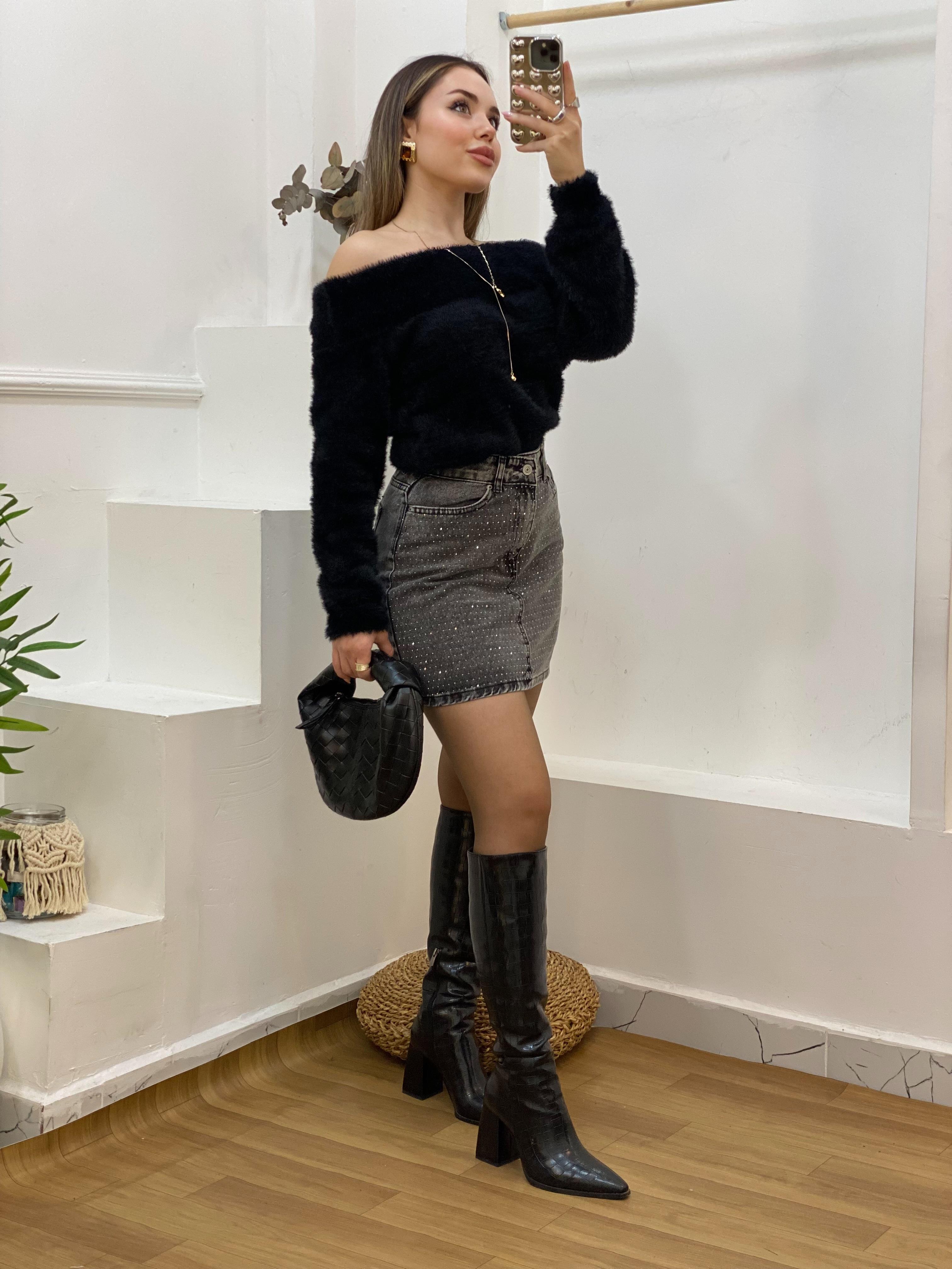 Siyah Yumoş Dokulu Madonna Yaka Kazak 