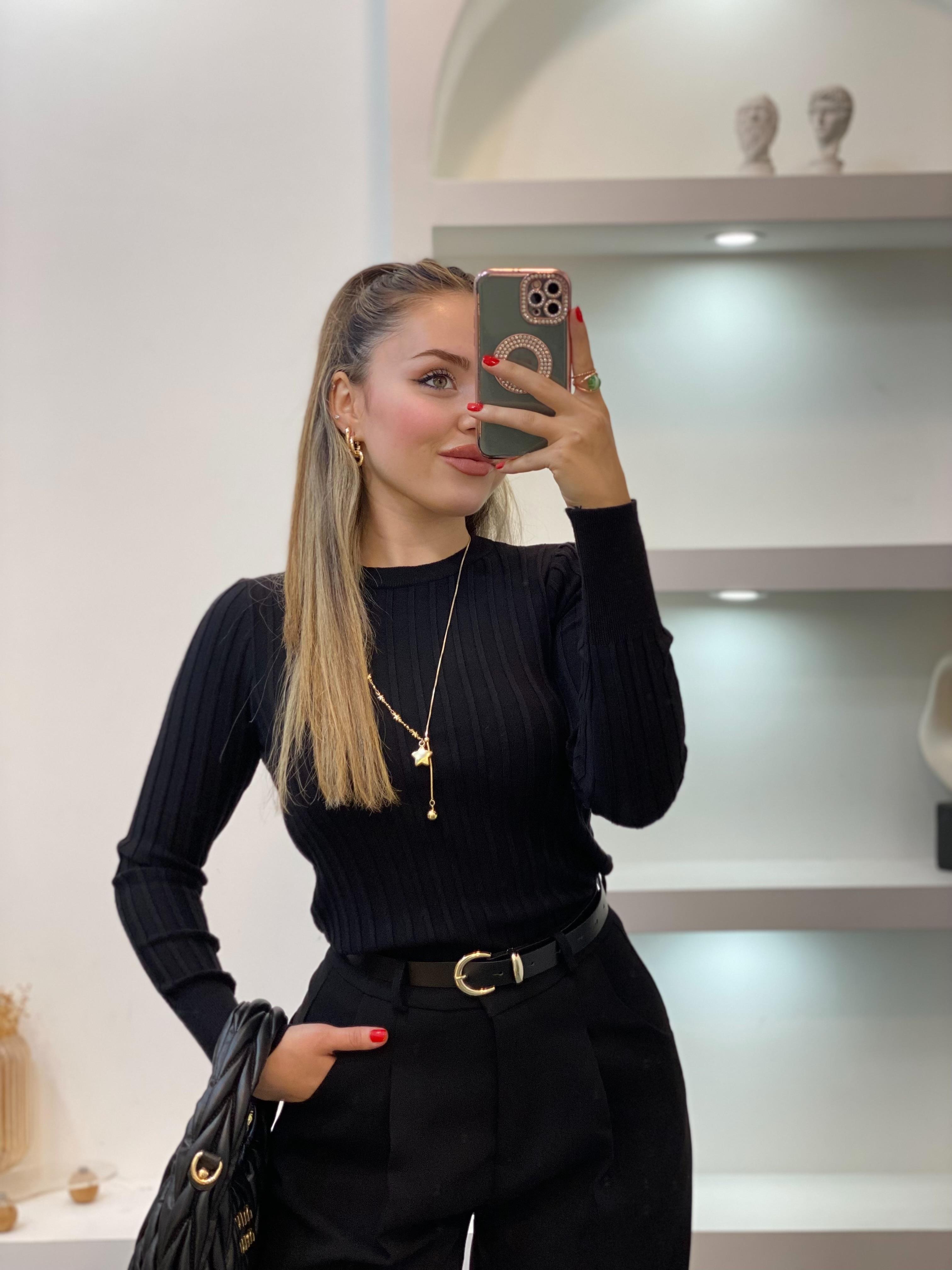 Siyah Yumoş Dokulu Triko Bluz 