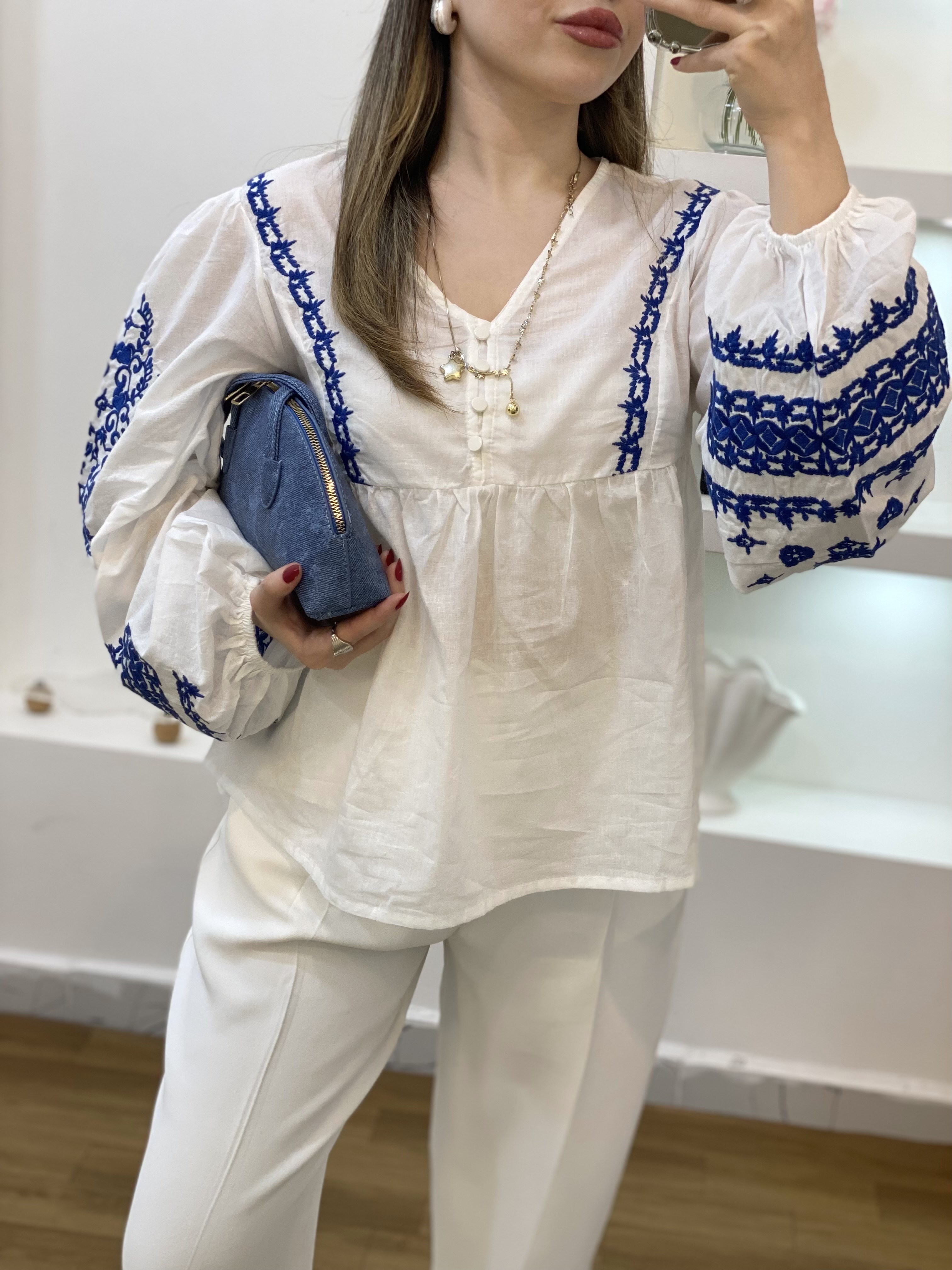 Tasarım Beyaz Kolları Mavi Nakışlı Bluz 