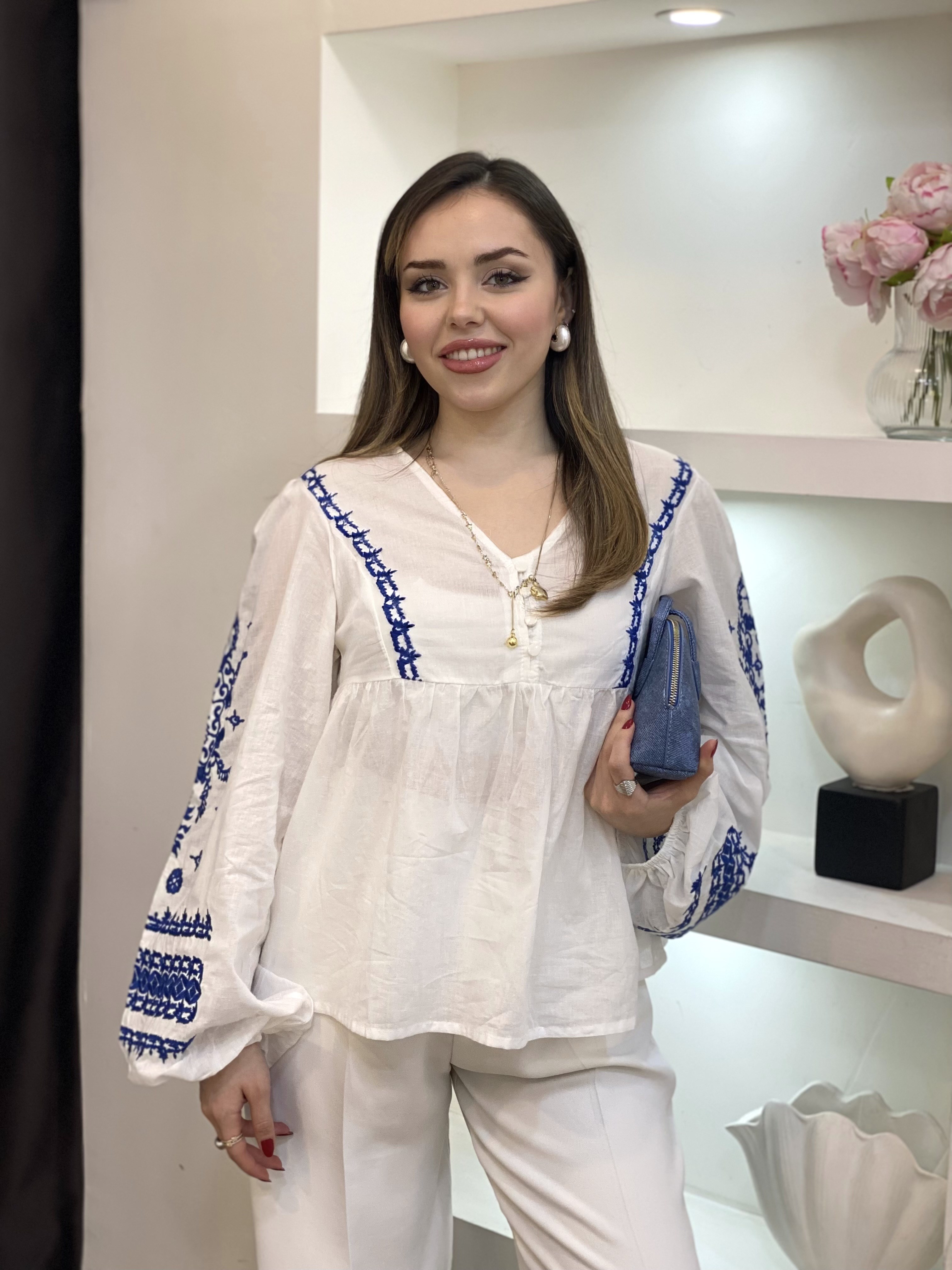 Tasarım Beyaz Kolları Mavi Nakışlı Bluz 