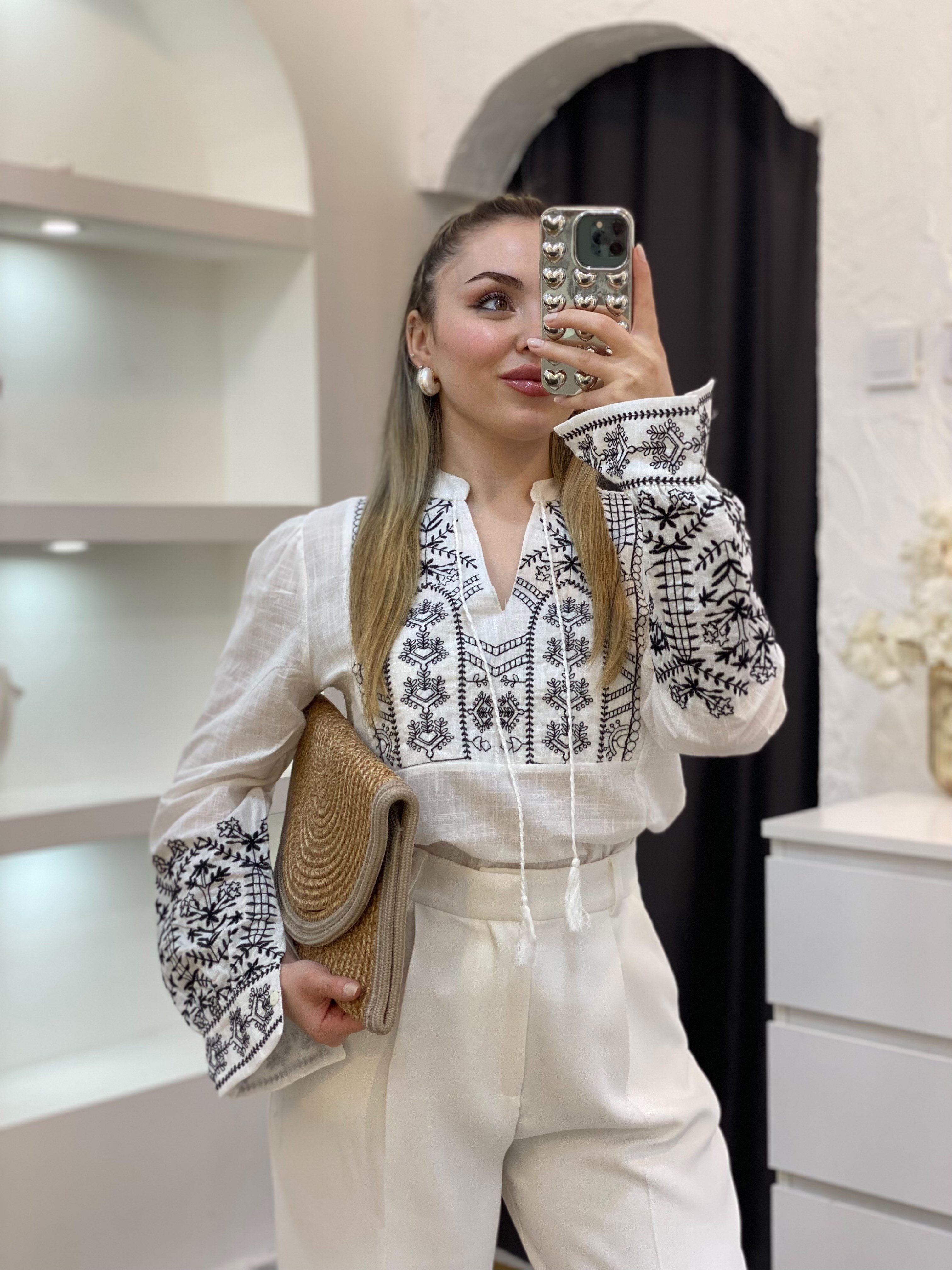 Tasarım Beyaz Üzerine Siyah Nakışlı Bohem Bluz