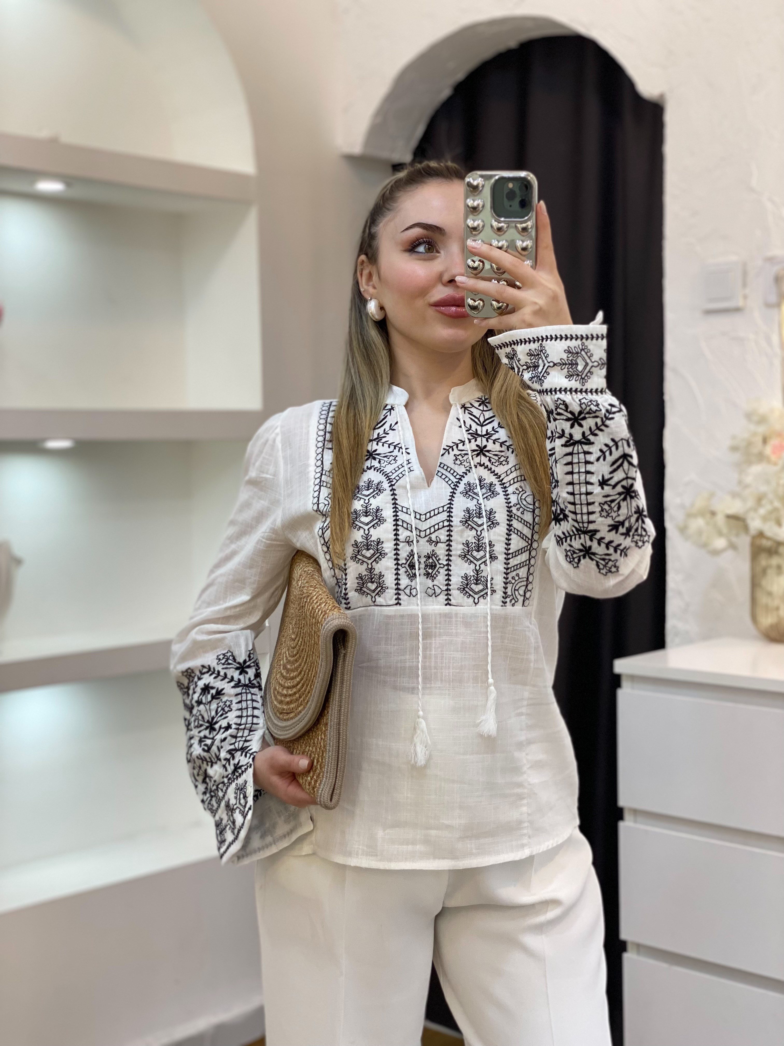 Tasarım Beyaz Üzerine Siyah Nakışlı Bohem Bluz