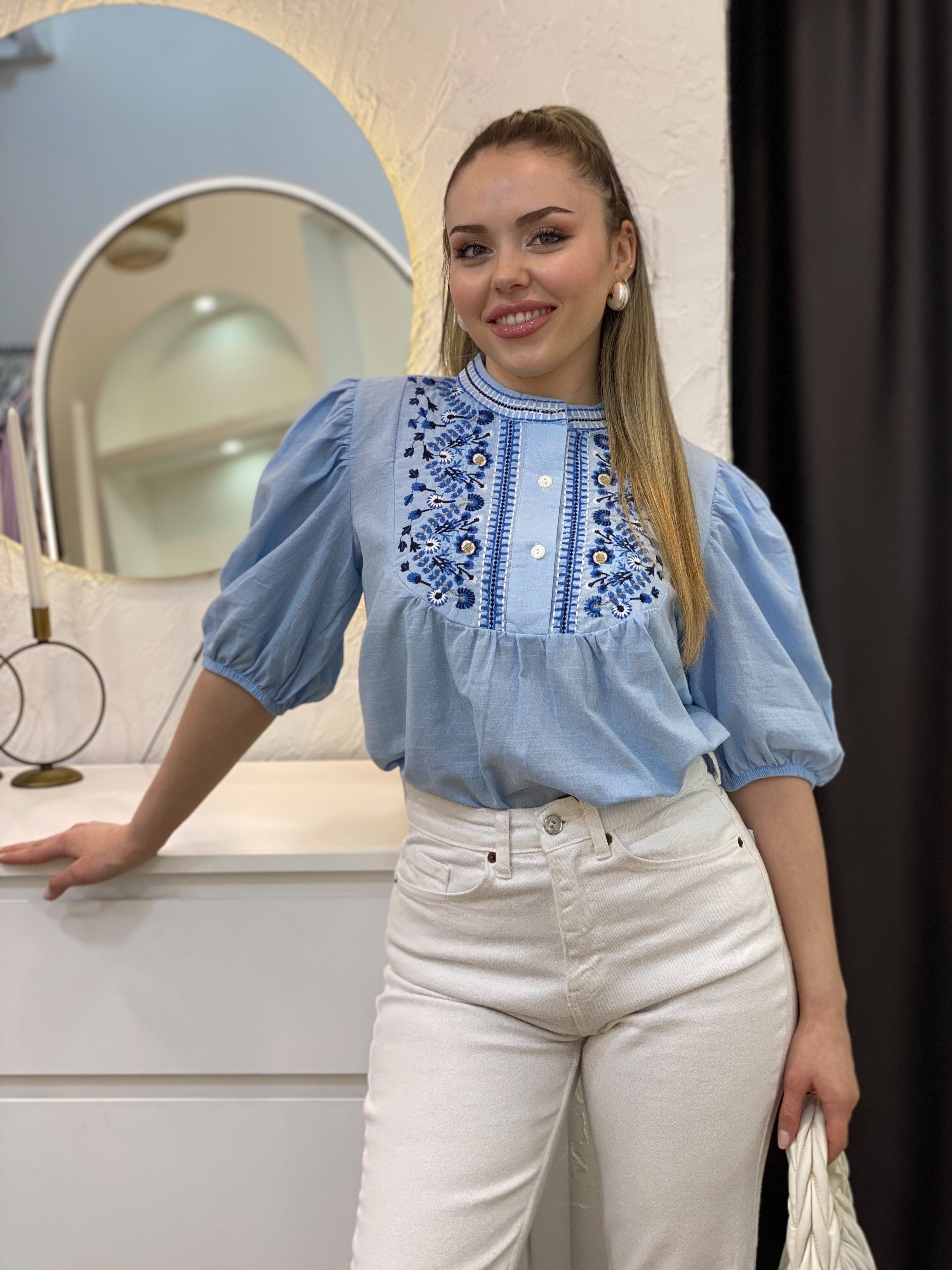 Tasarım Mavi Nakışlı Önü Düğmeli Model Bluz 