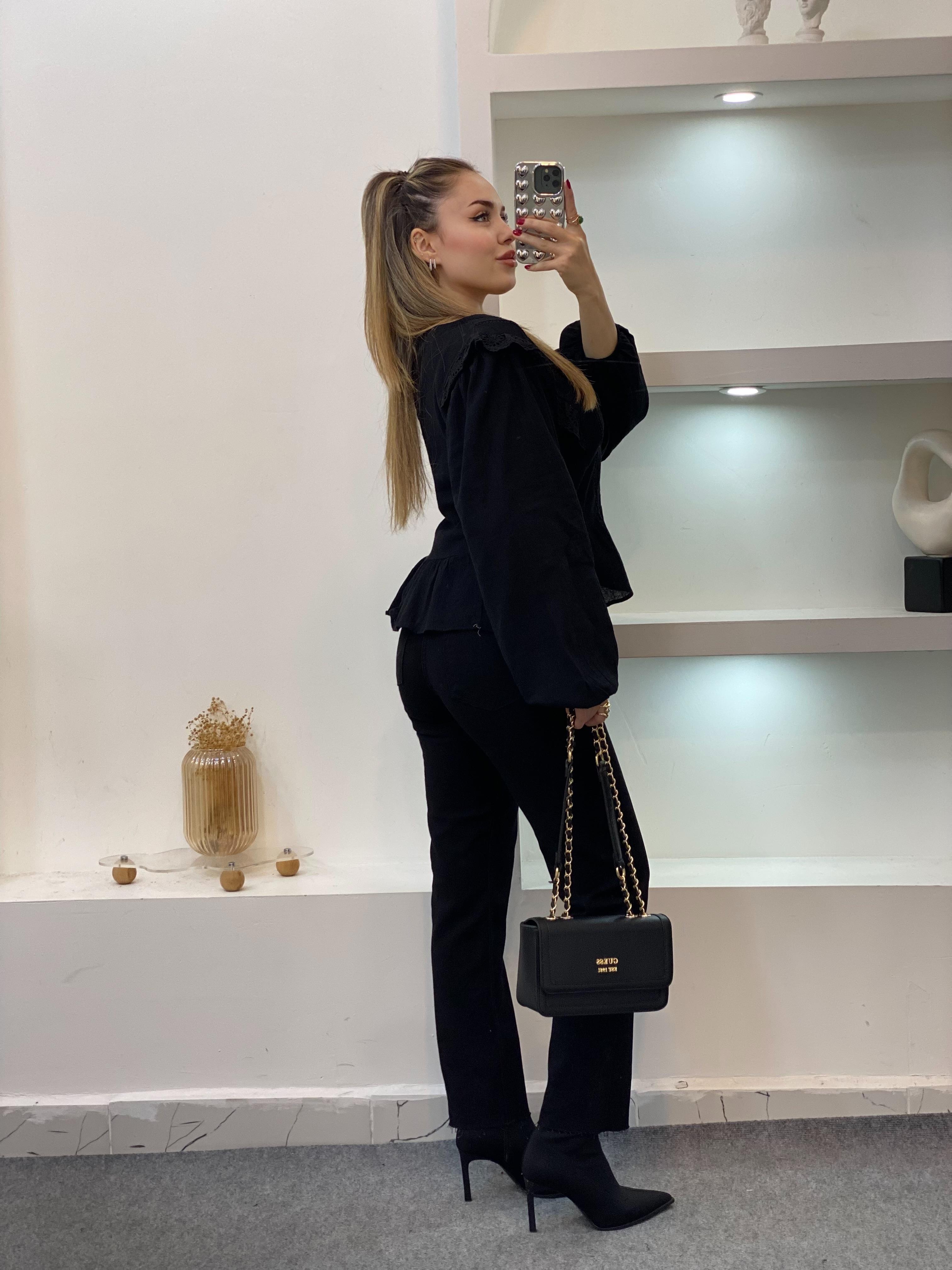 Tasarım Siyah Fisto Detay Nakışlı Volanlı  Bluz 