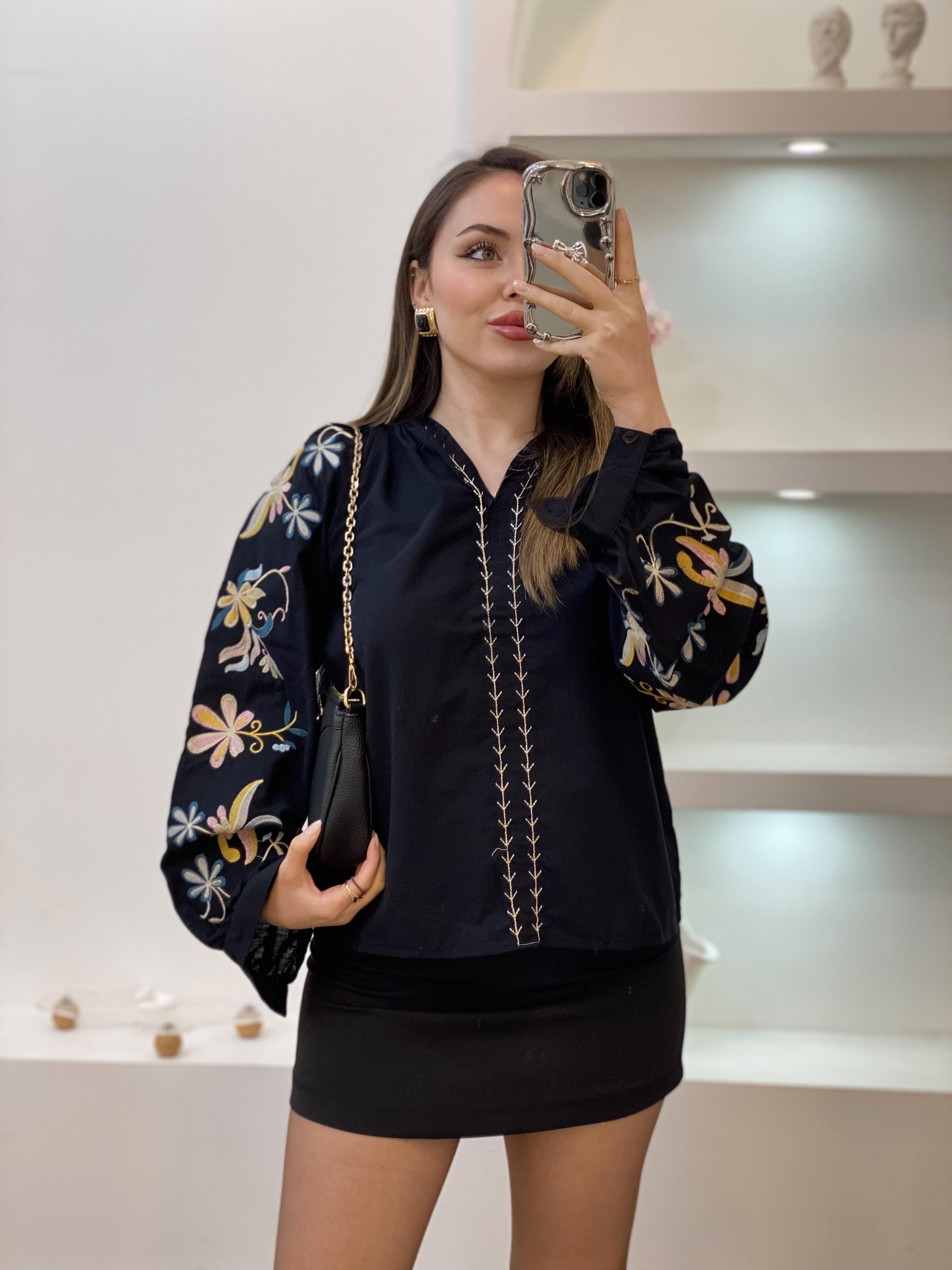 Tasarım Siyah Kolları Nakışlı Bluz 