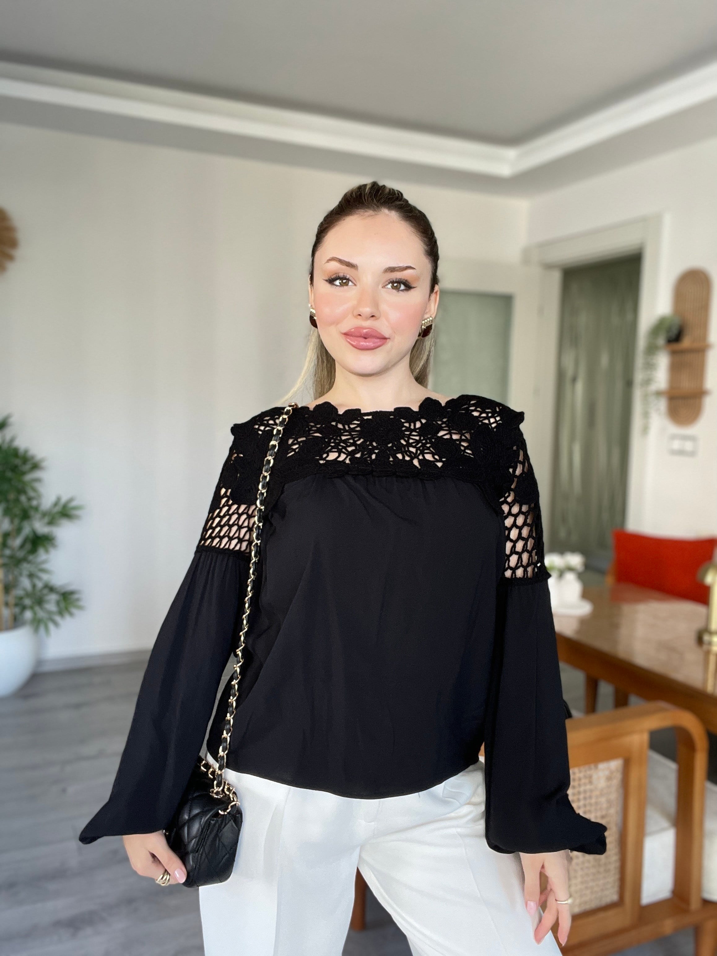 Tasarım Siyah Motifli Dantel Detaylı Bluz