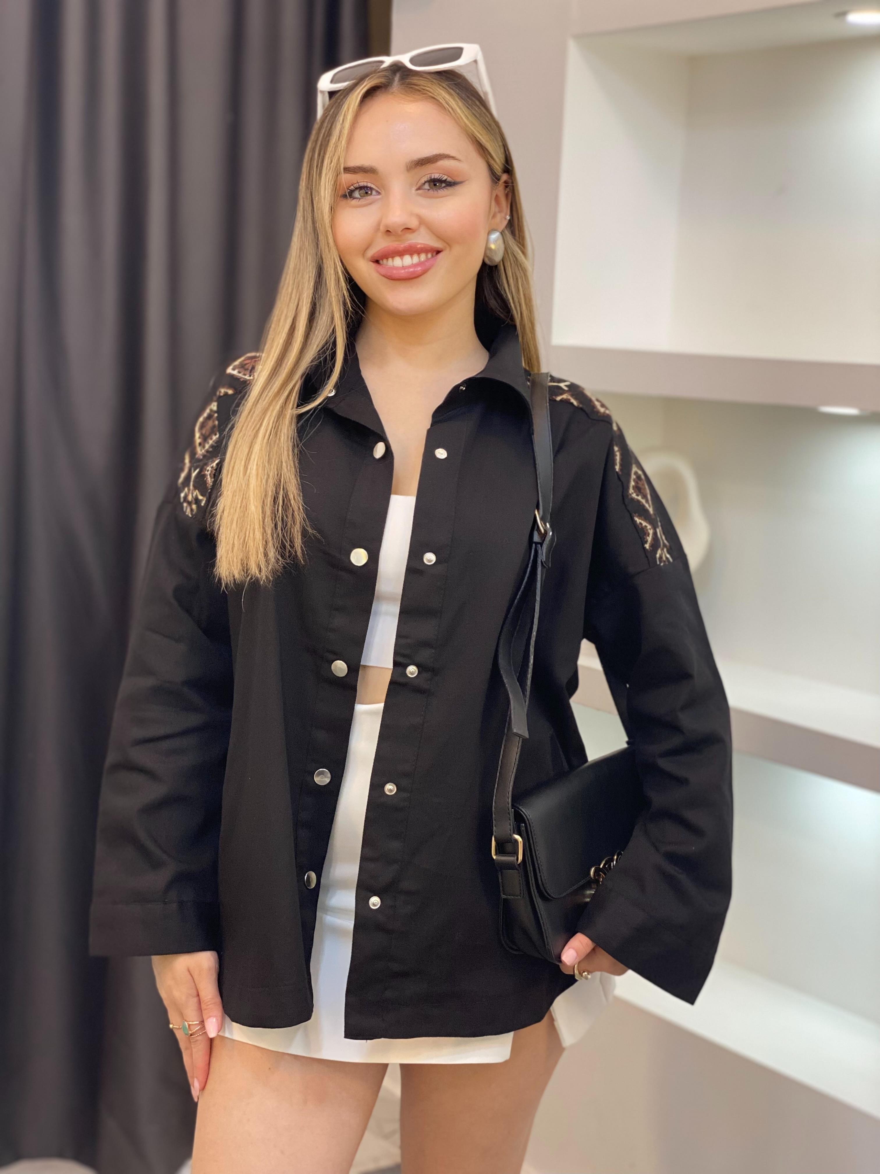 Tasarım Siyah Nakışlı Ceket 