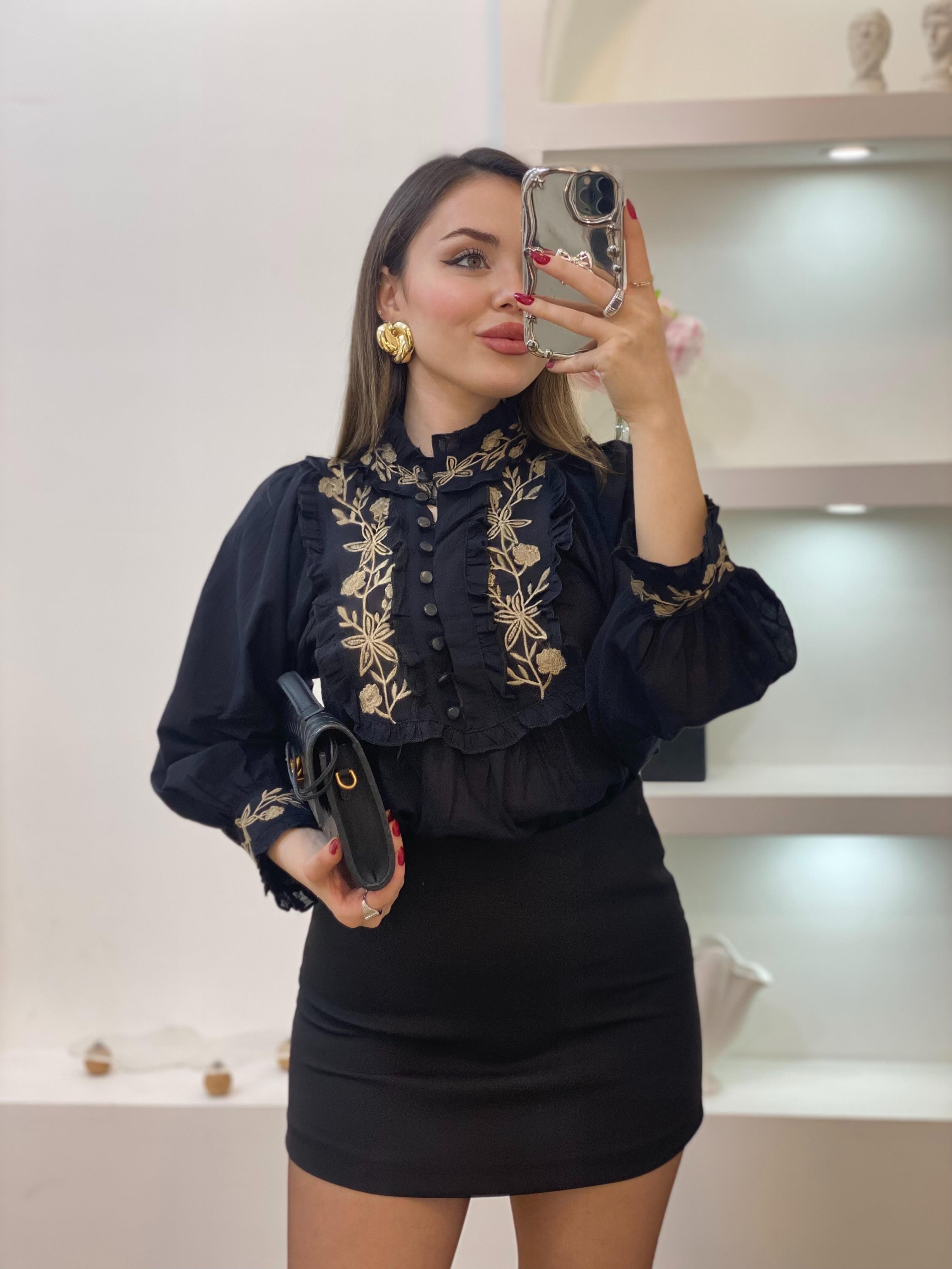 Tasarım Siyah Önü Düğmeli Nakışlı Bluz 