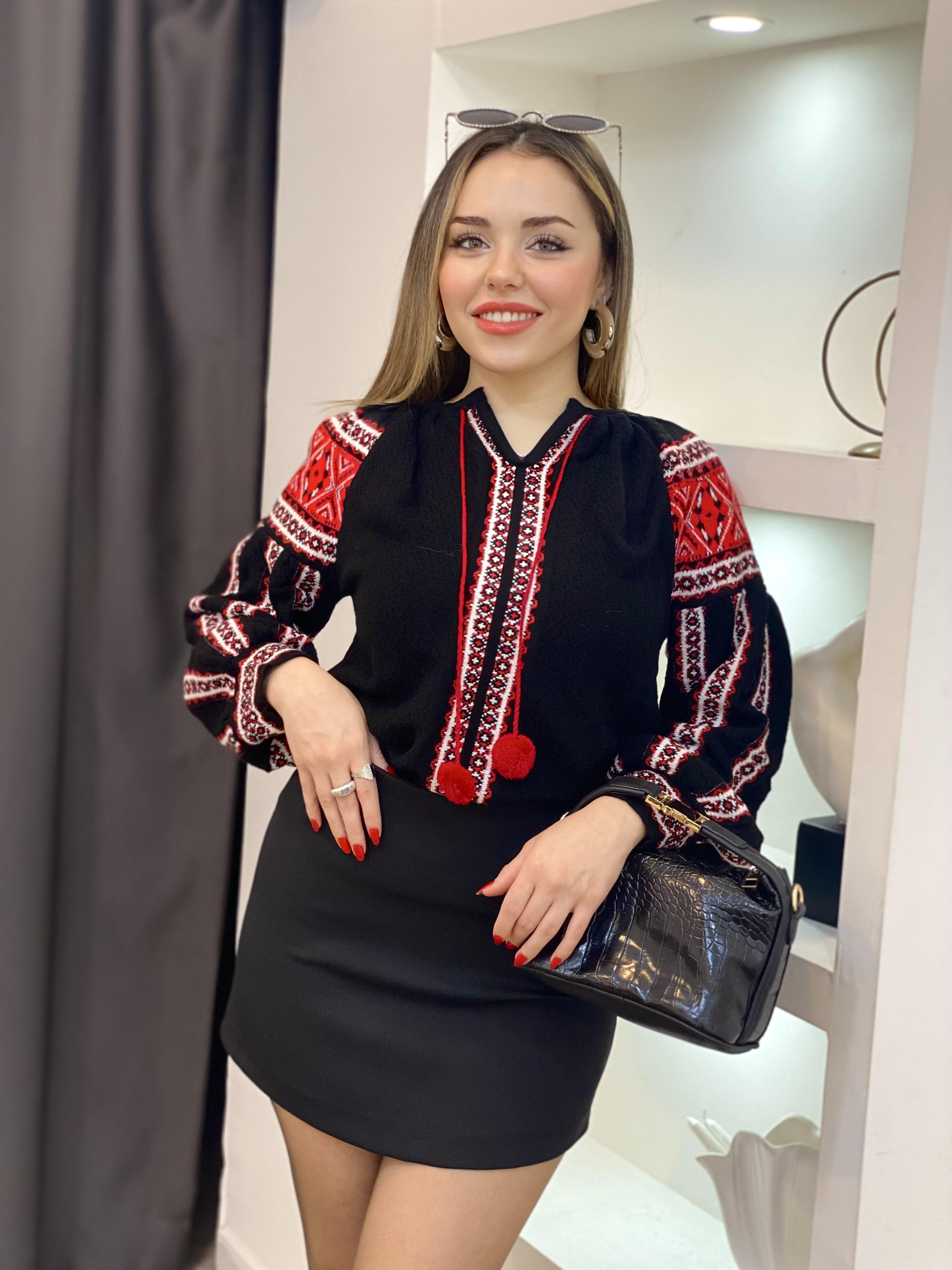 Tasarım Siyah Örgü Modelli Ponpon Detay Triko Kazak