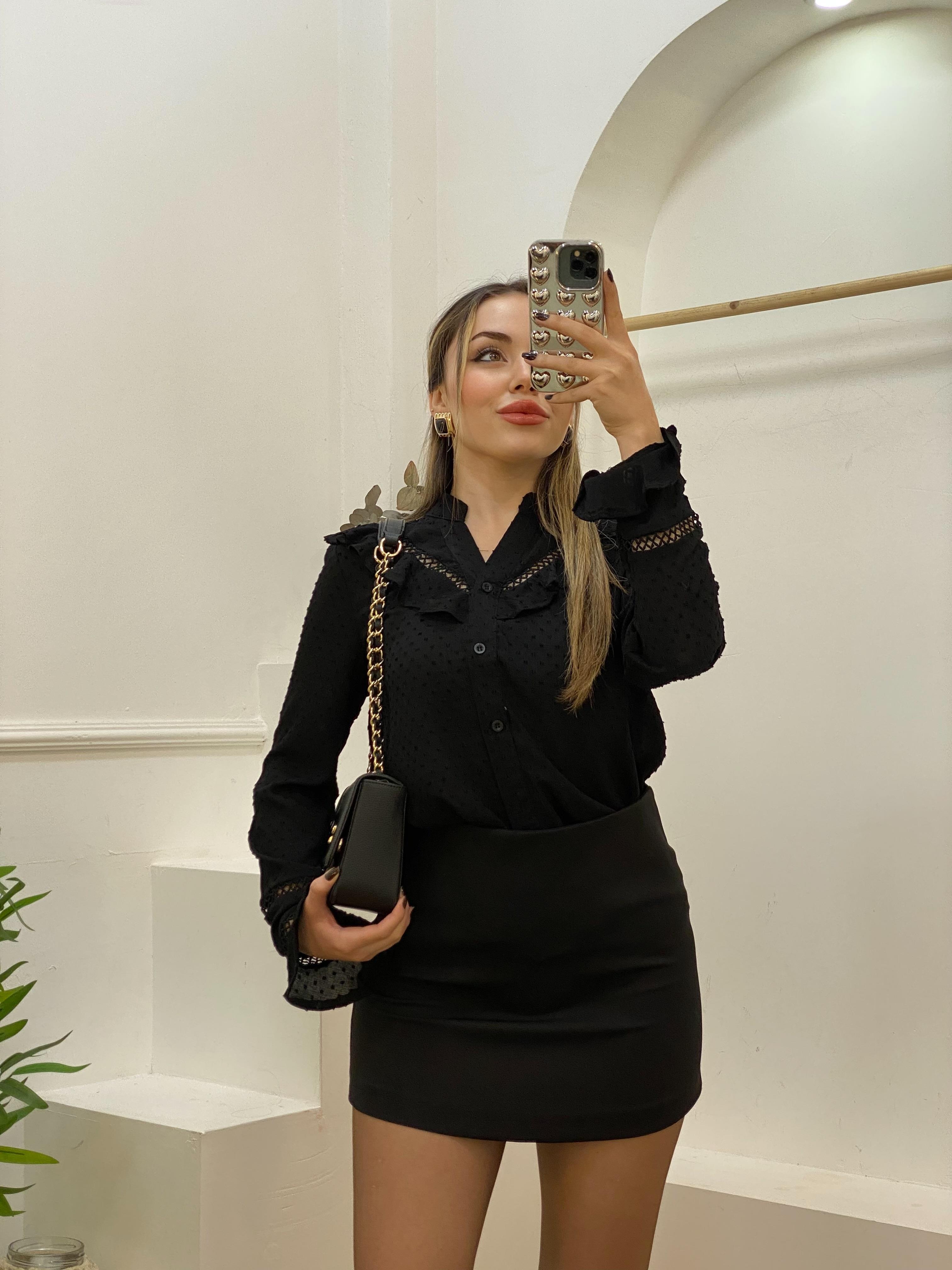 Tasarım Siyah Renk Volanlı Gömlek 