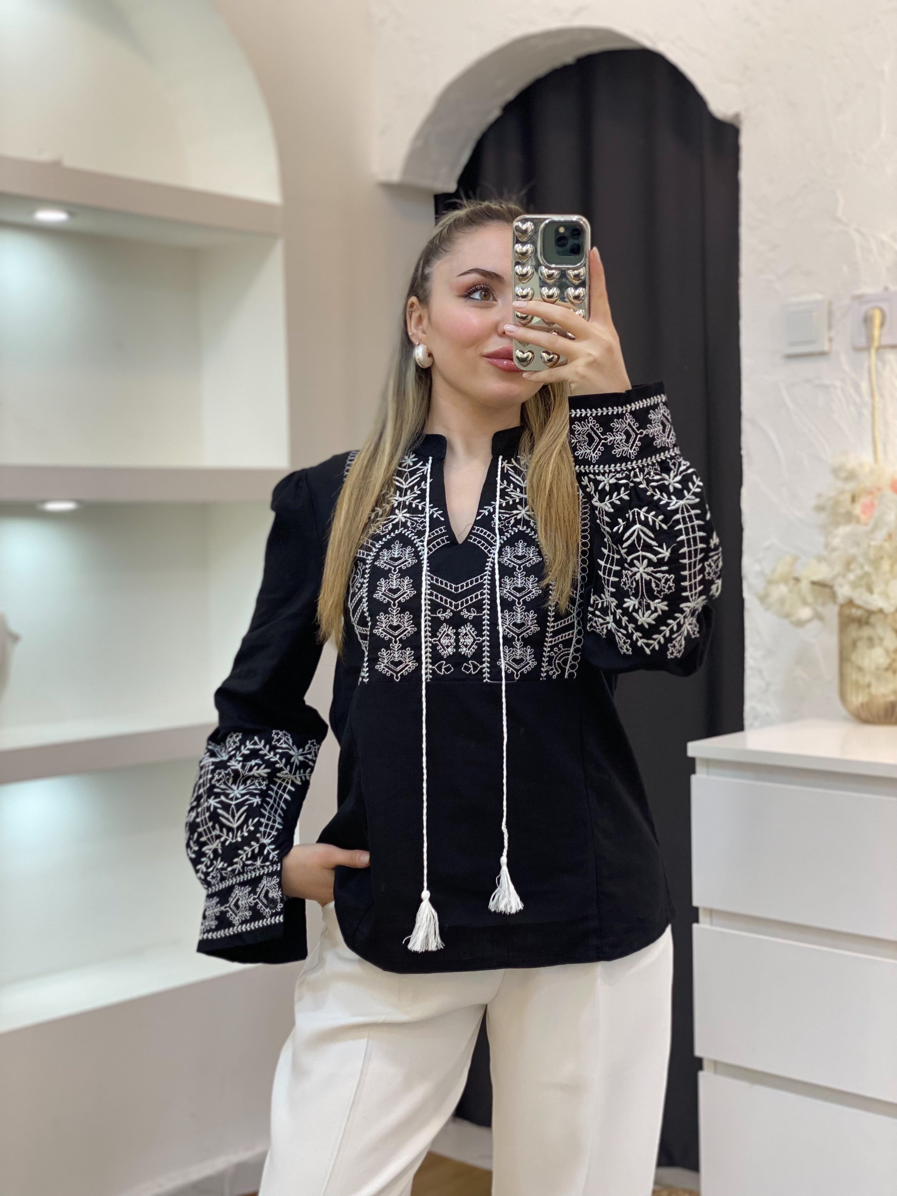 Tasarım Siyah Üzerine Beyaz Nakışlı Bohem Bluz