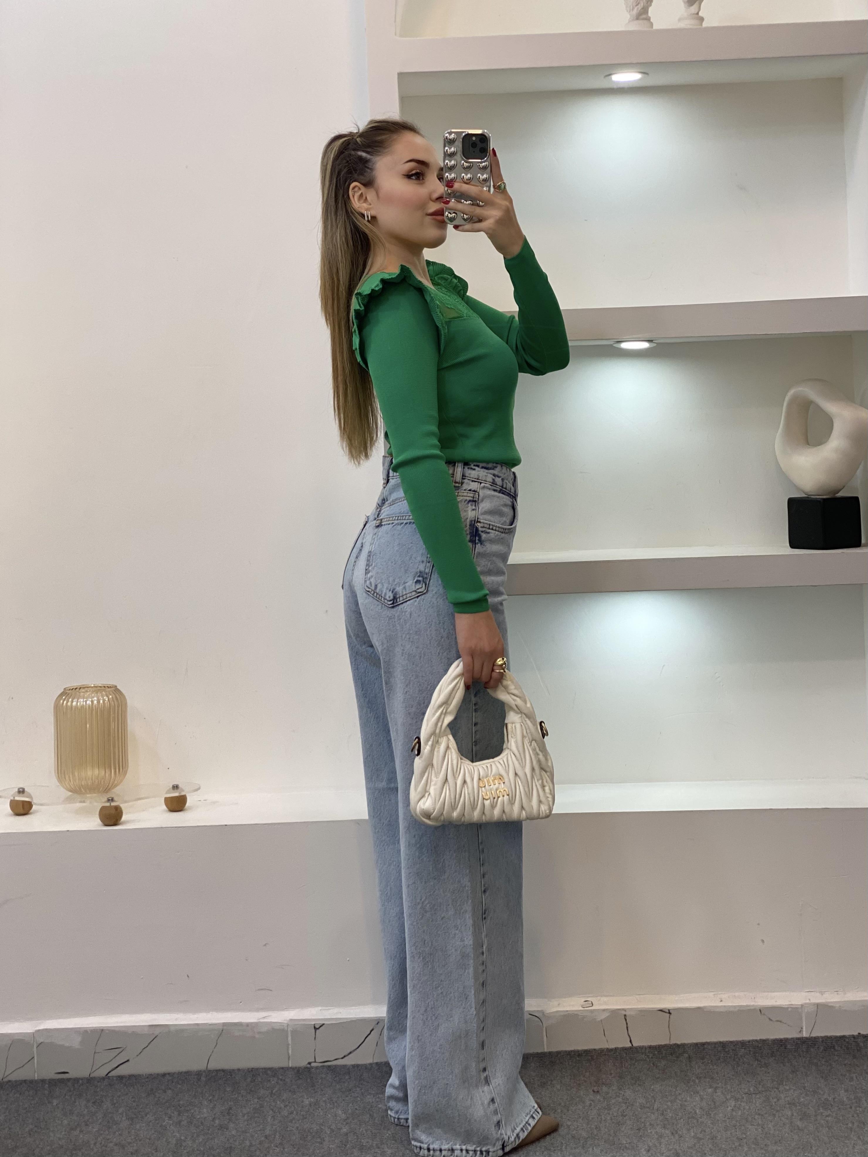 Yeşil Kolları Volanlı Dantel Detaylı Triko Bluz