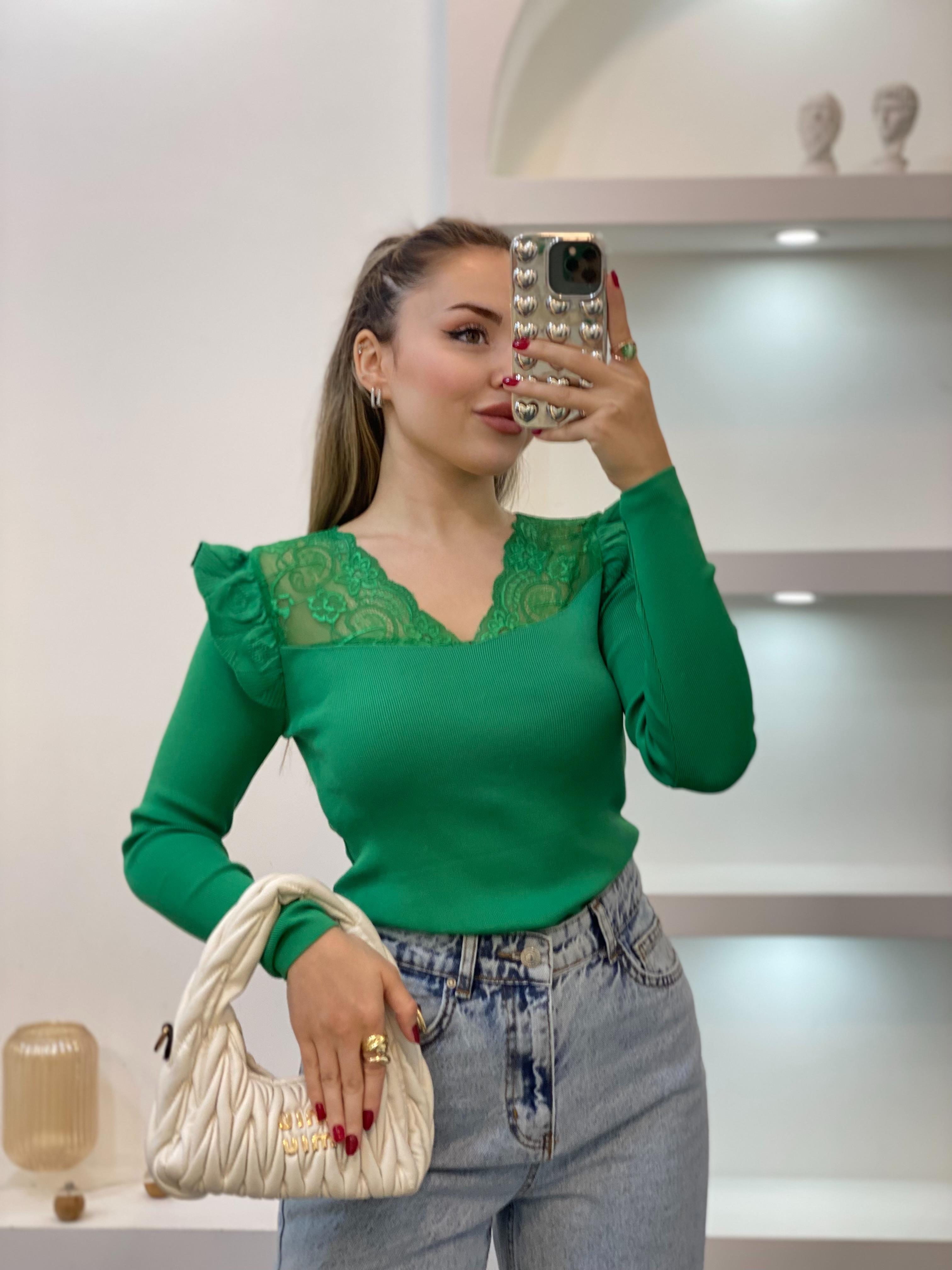 Yeşil Kolları Volanlı Dantel Detaylı Triko Bluz