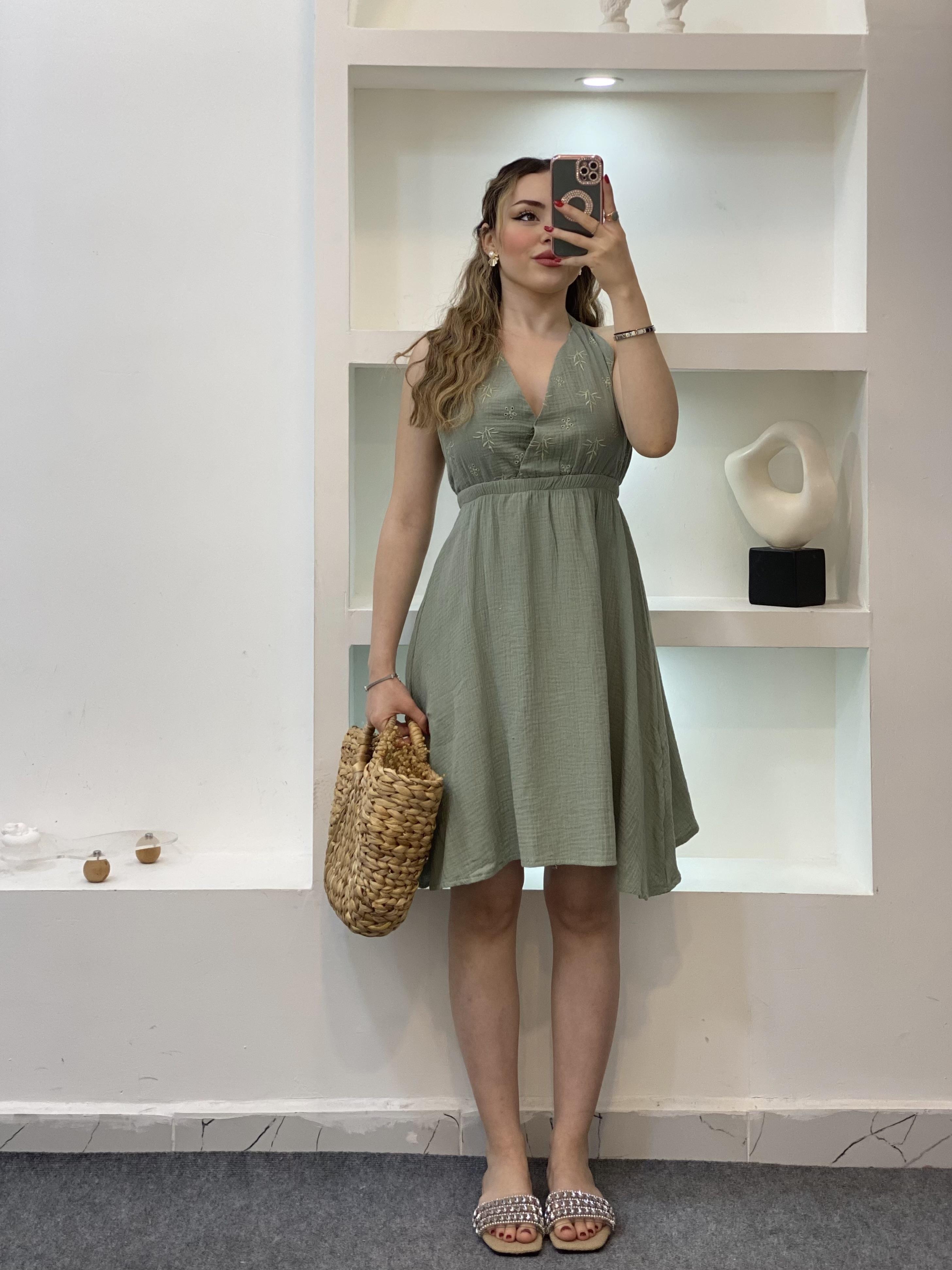 Yeşil Sırt Dekolteli Önü Nakışlı Model Müslin Elbise