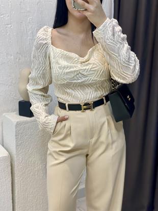  Bej Renk Kabartmalı Desenli Model Bluz