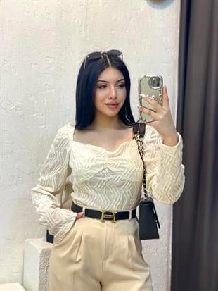  Bej Renk Kabartmalı Desenli Model Bluz
