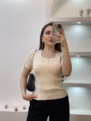 Bej Kolları V Gold Aksesuarlı Triko Bluz