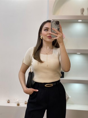 Bej Kolları V Gold Aksesuarlı Triko Bluz