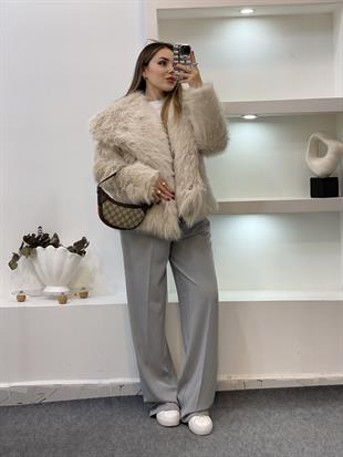 Bej Renk Geniş Yakalı Kürk