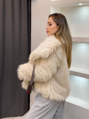 Bej Renk Geniş Yakalı Kürk