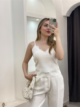 Beyaz Dantel Yaka Ayarlanabilir Askılı Triko Bluz